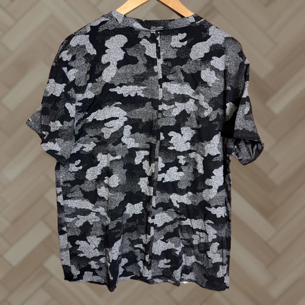Lululemon Lululemon Shirt XL Black Gray Static Camo Running Athletic Short Sleeve Mens Size US XL / EU 56 / 4 - 1 Thumbnail