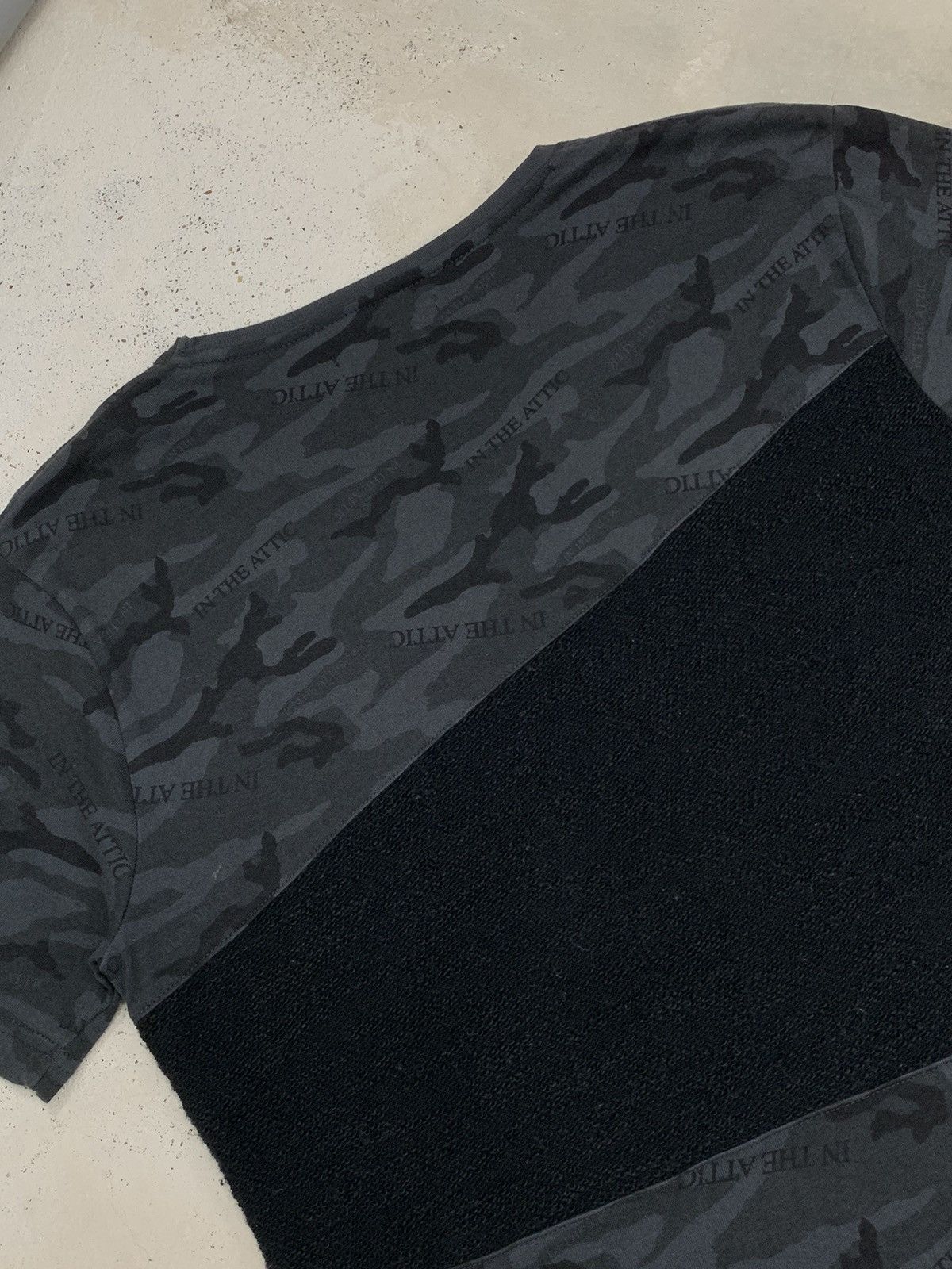 In The Attic × Japanese Brand In The Attic Homme V Neck Spellout Fullprint Hybrid Tee Size US L / EU 52-54 / 3 - 12 Thumbnail
