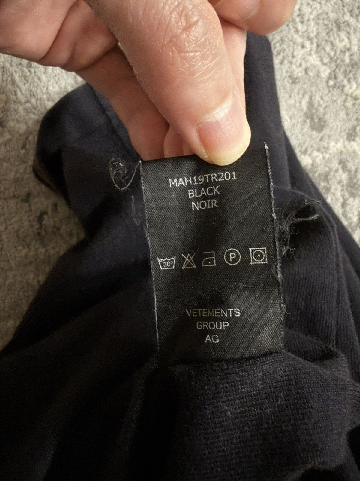 Vetements Vetements - AW19 Logo Inside Out Care Tag T Shirt Size US M / EU 48-50 / 2 - 9 Thumbnail