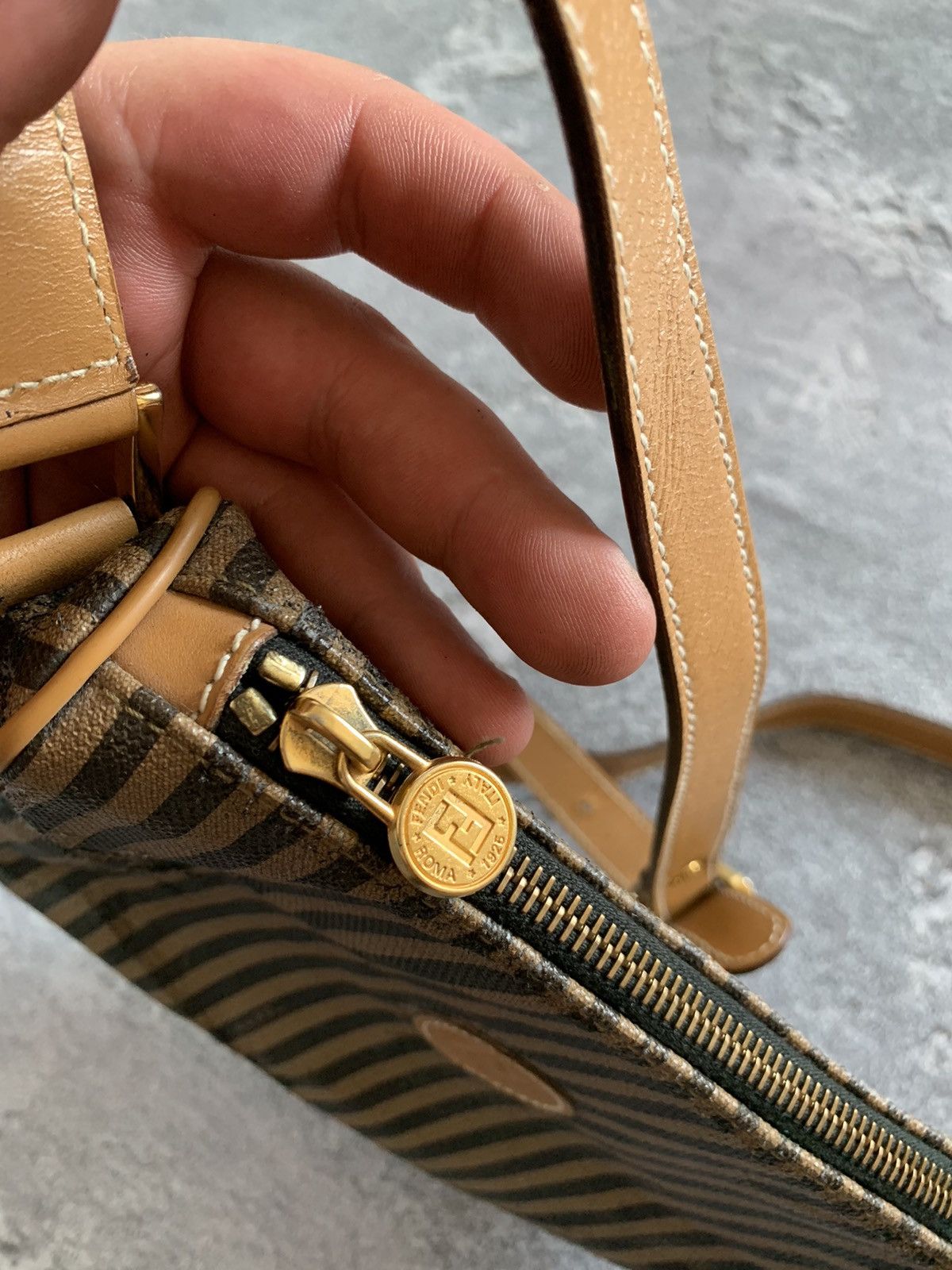 Fendi × Vintage Vintage Fendi Roma Messenger Bag Size ONE SIZE - 10 Thumbnail