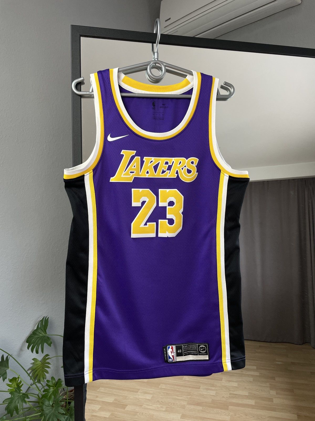 Vintage Nike Lakers Lebron James 23 NBA Jersey Tee Shirt