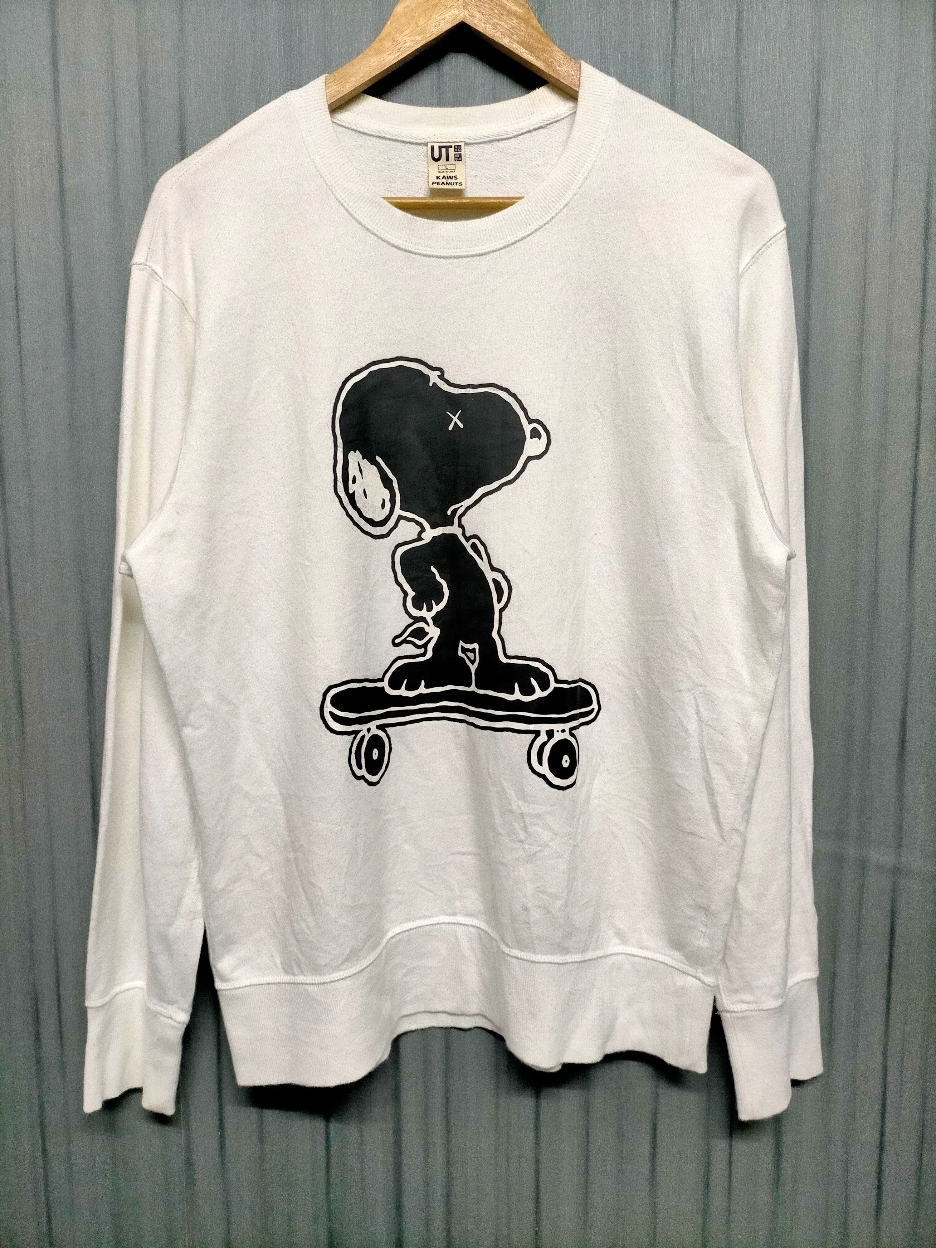KAWS x Uniqlo x Peanuts Snoopy Skateboarding Sweatshirt (Japanese Sizing) Black