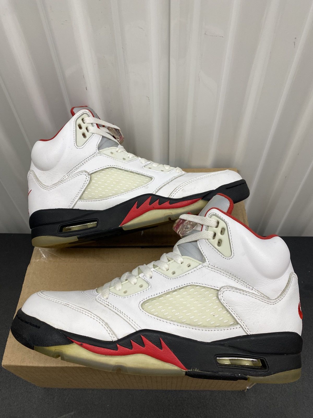 Jordan Brand Nike Air Jordan Retro 5 Fire Red Size 9 Men Size US 9 / EU 42 - 3 Thumbnail