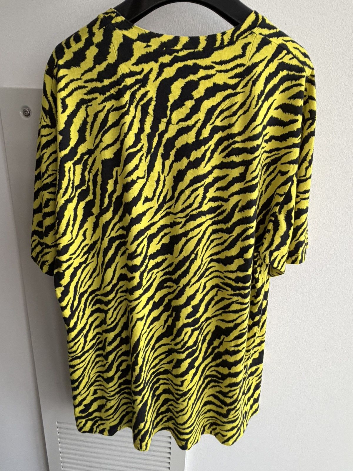 Gucci Super Runway Leopard Zebra Gucci Logo Tee Tshirt Size US L / EU 52-54 / 3 - 16 Thumbnail