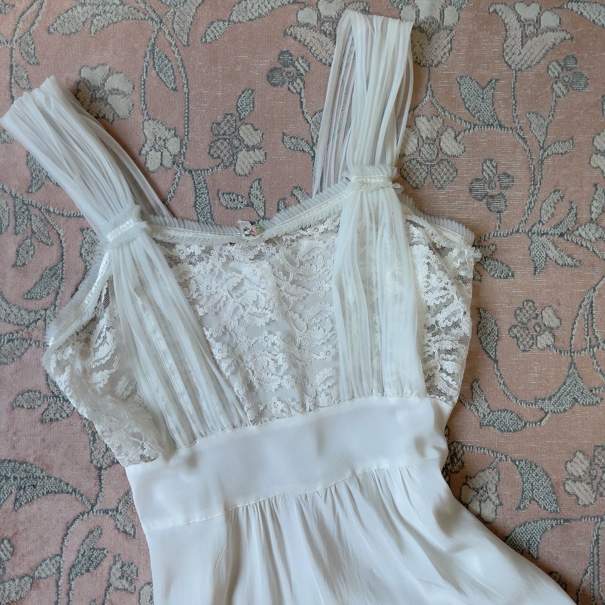 Vintage Vintage 1950s Ice Blue Rayon Nightgown (M–L) Size L / US 10 / IT 46 - 14 Thumbnail