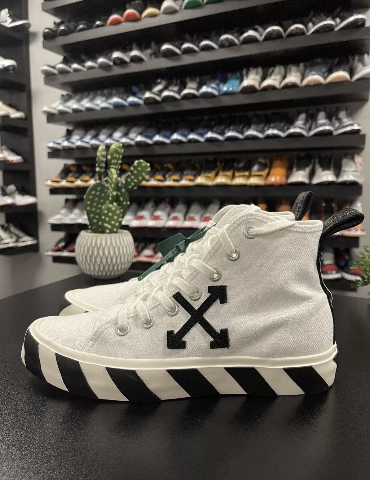 Off-White Size 41 - Off-White Vulcanized Mid-Top Sneakers White Men’s Size US 8 / EU 41 - 1 Thumbnail