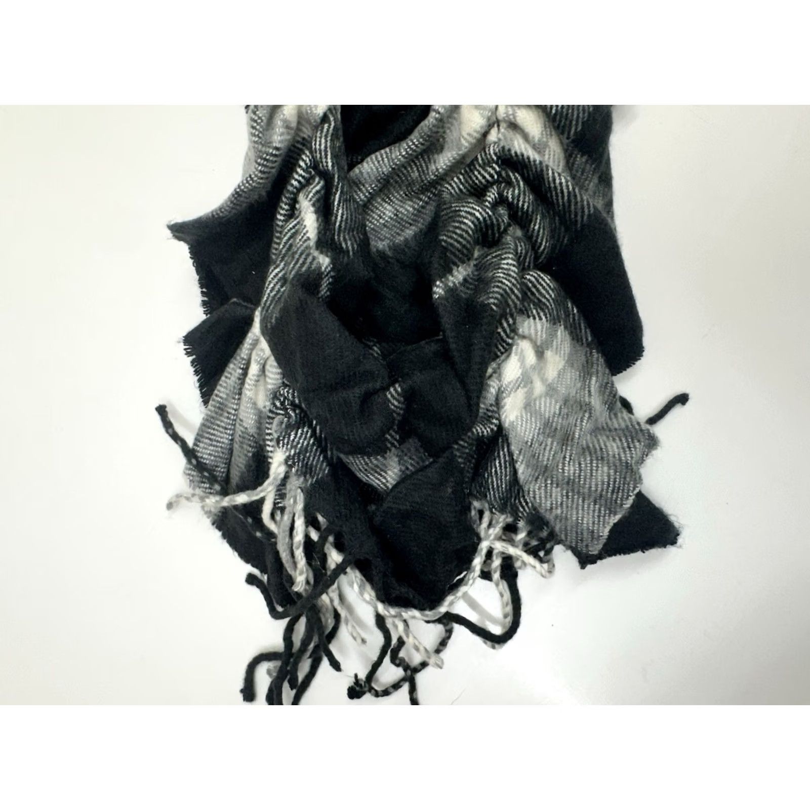 Vintage Unbranded Womens Scarf One Size Black Gray Plaid Acrylic Fringe Soft Size ONE SIZE - 3 Thumbnail