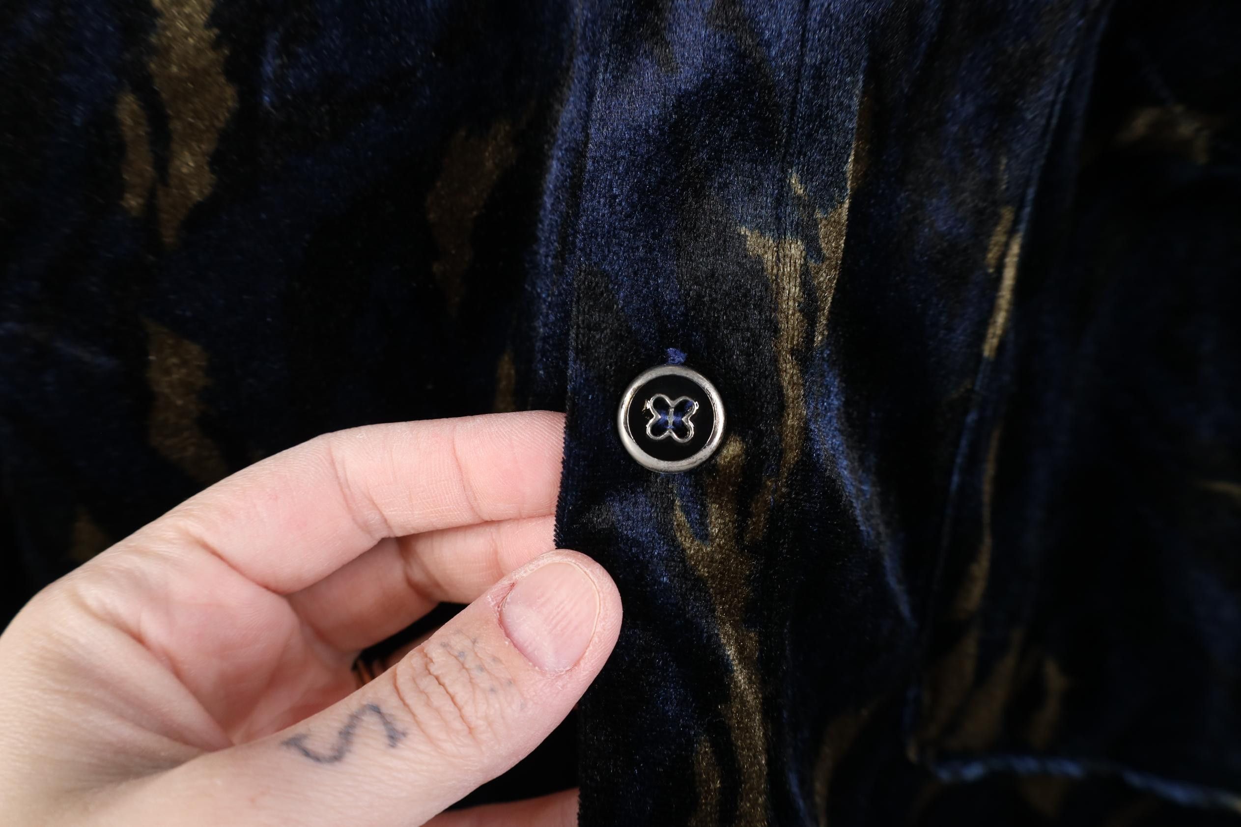 Vintage Vintage 90s Streetwear Tiger Velour Collared Button Shirt Size US XL / EU 56 / 4 - 5 Thumbnail
