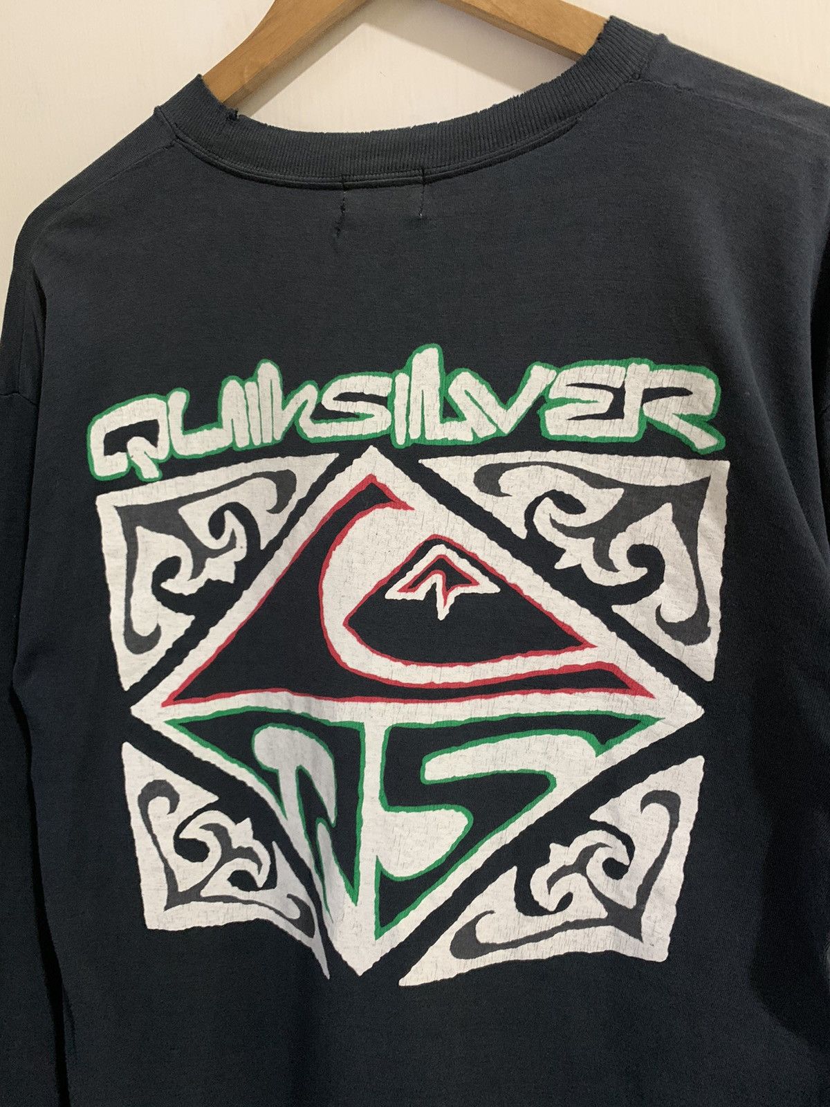 Quicksilver Vintage Quiksilver Big Logo Back Hit Distressed T-shirt Size US L / EU 52-54 / 3 - 5 Thumbnail