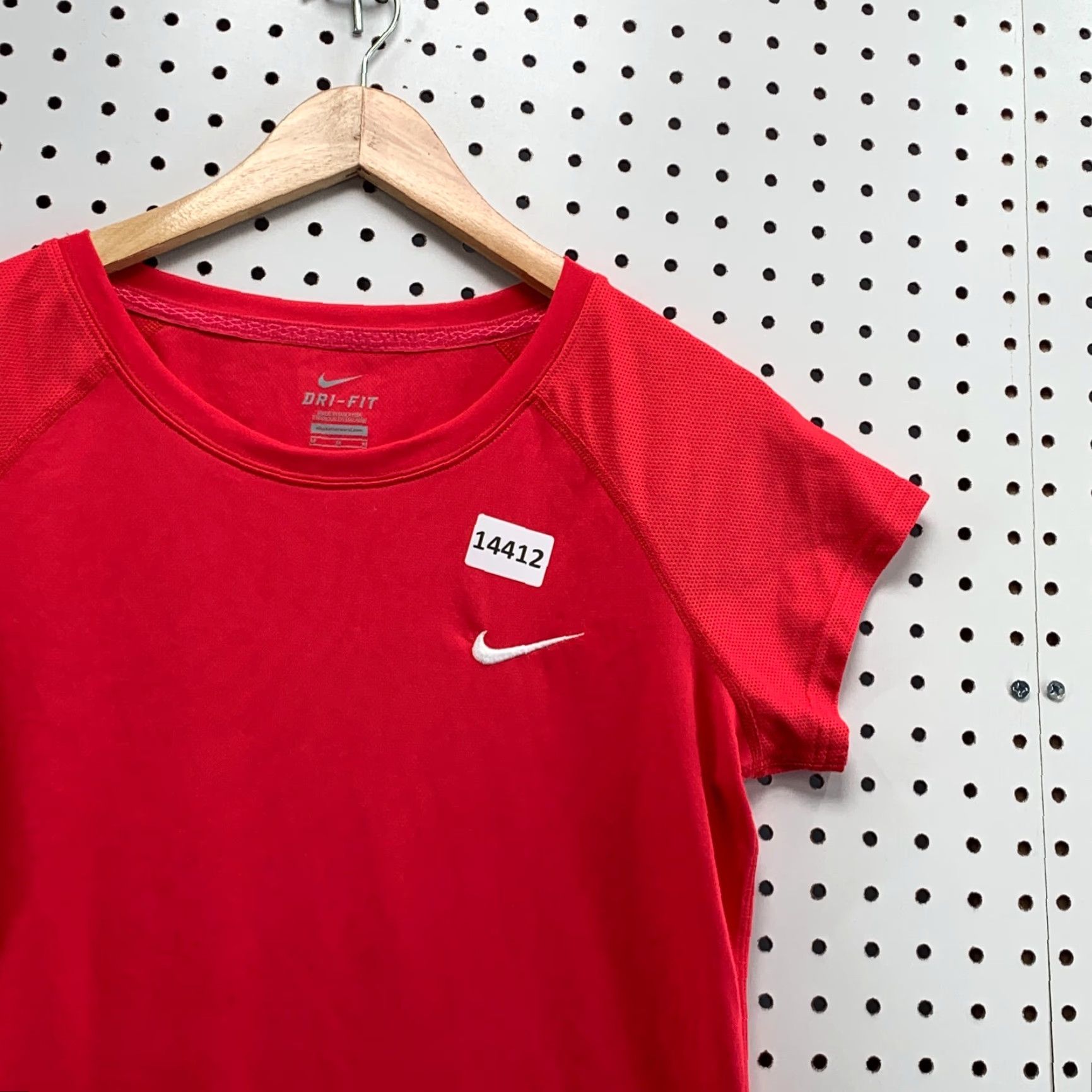 Nike Nike Dri-Fit Active Shirt Short Sleeve Womens M 16x27 Coral Red Nike Dri-Fit Athletic Tee 90s Event? Womens Fitness Shirt Size M / US 6-8 / IT 42-44 - 3 Thumbnail