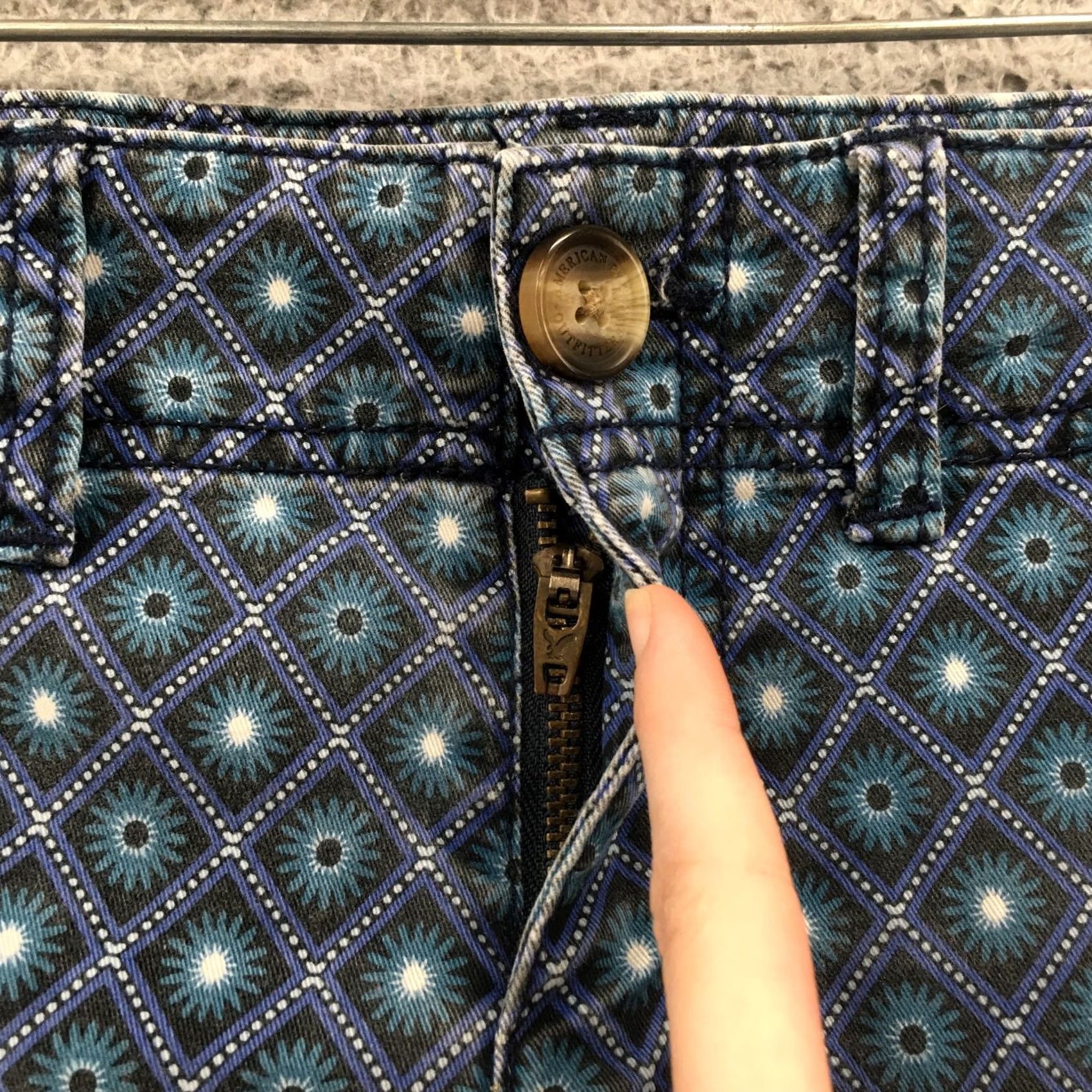 American Eagle Outfitters American Eagle Outfitters Stretch Chino Shorts Women 4 Blue Floral Size 27" / US 4 / IT 40 - 3 Thumbnail