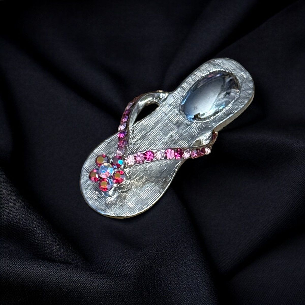 Other Silver tone rhinestone flip flop brooch Size ONE SIZE - 1 Thumbnail