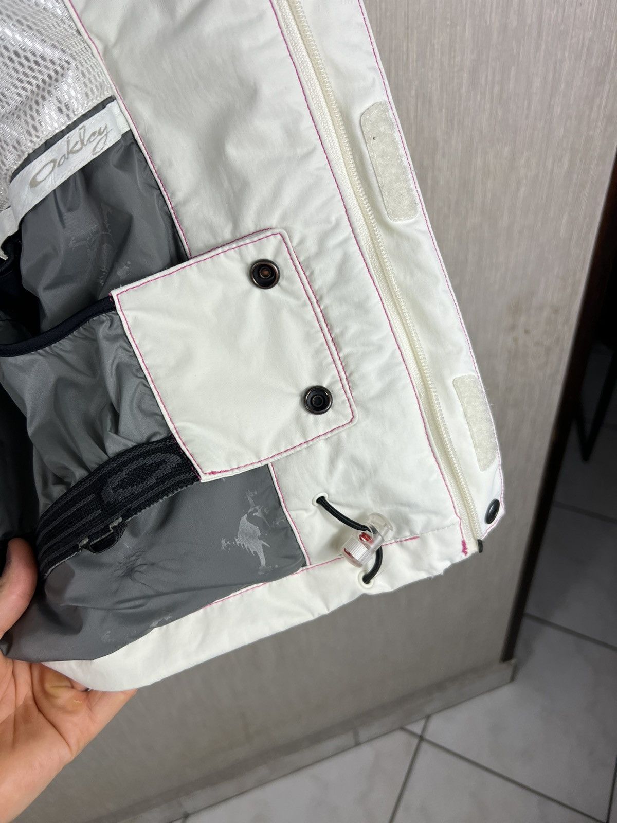 Oakley Vintage Oakley magnetic pocket y2k ski winter outdoor jacket Size S / US 4 / IT 40 - 23 Thumbnail