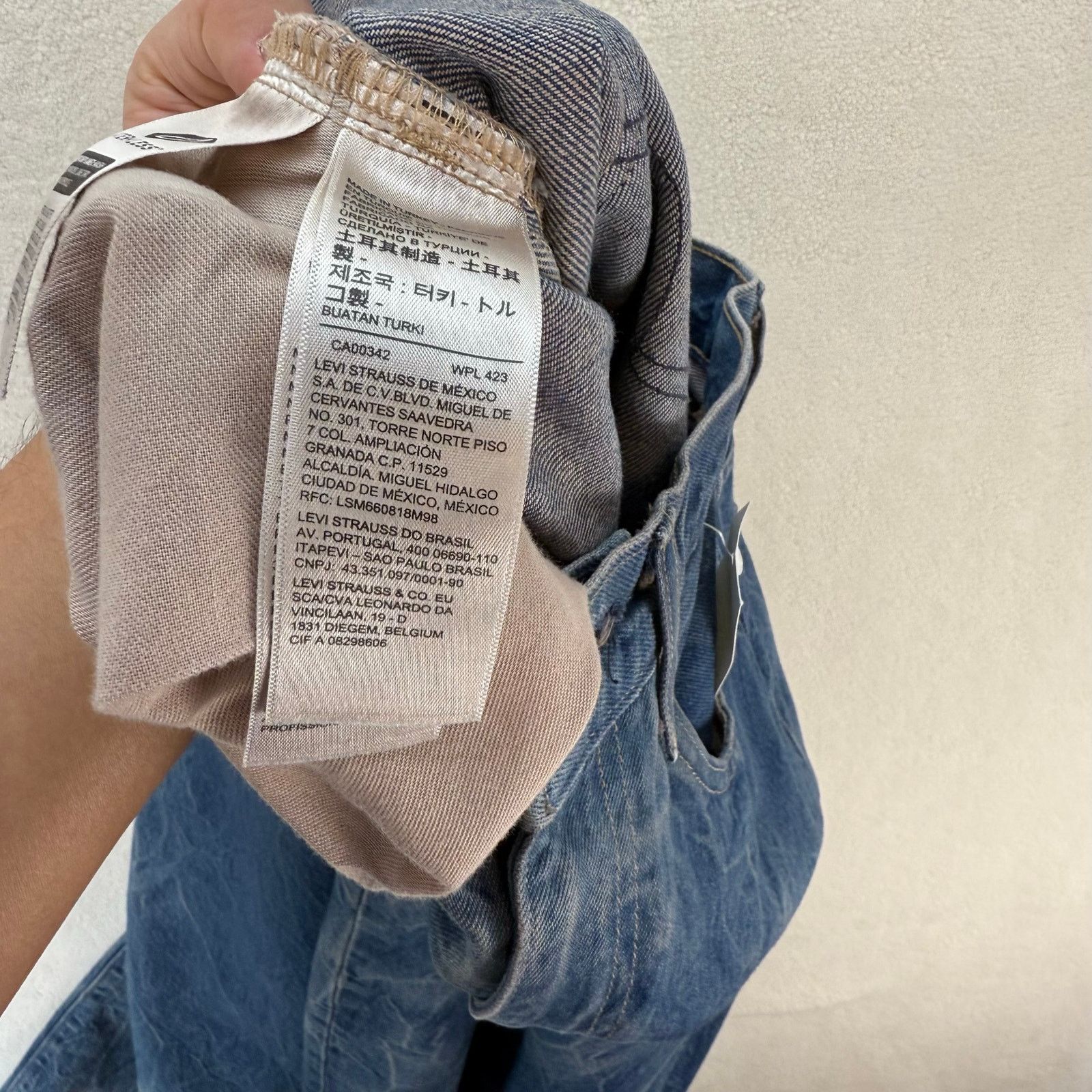 Levi's LEVI'S MADE & CRAFTED WOMEN'S 26 WIDE BARREL JEANS MEDIUM Size 26" / US 2 / IT 38 - 8 Thumbnail