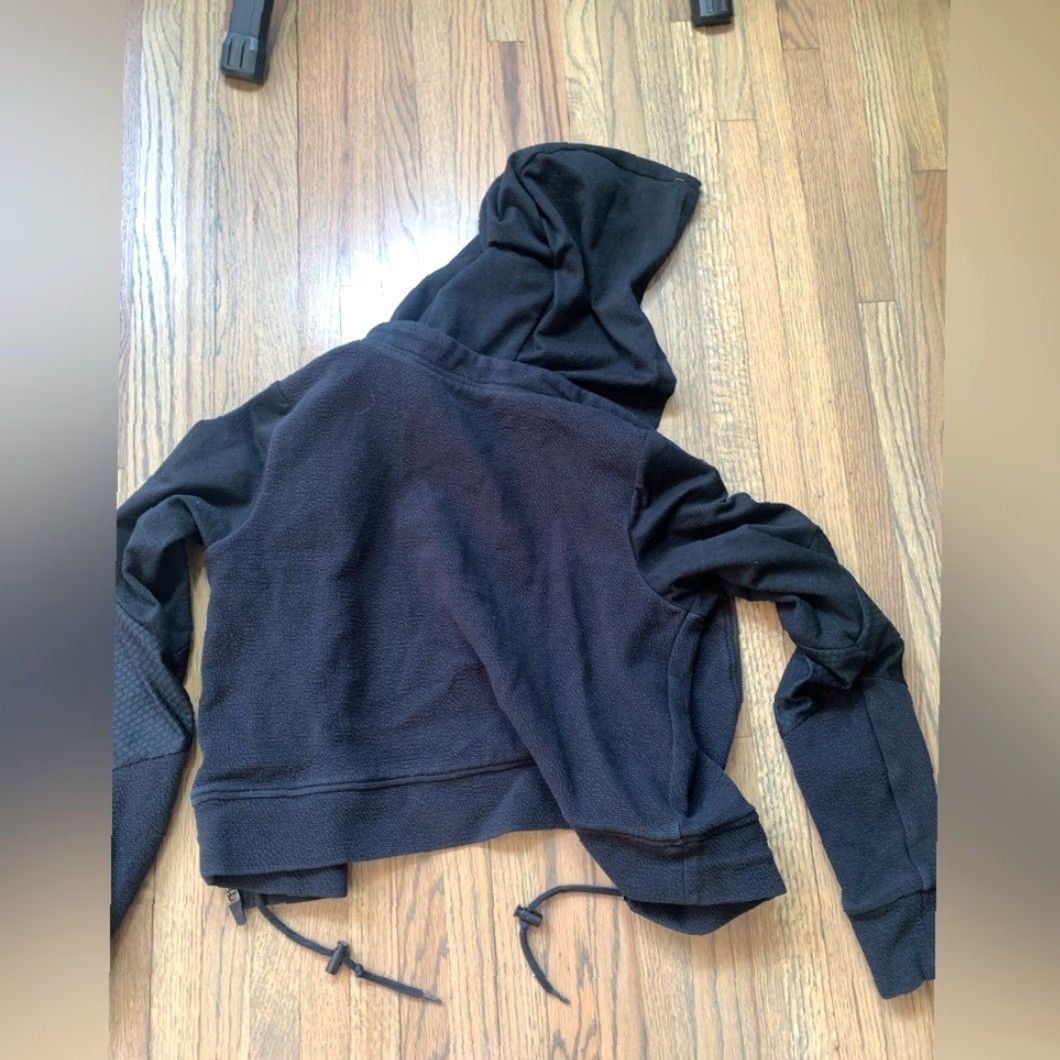 Gymshark **Gymshark Women's Black Cropped Zip Up Hoodie** User: **Gymshark Women's Black Cropped Zip-Up Hoodie** Size M / US 6-8 / IT 42-44 - 7 Thumbnail