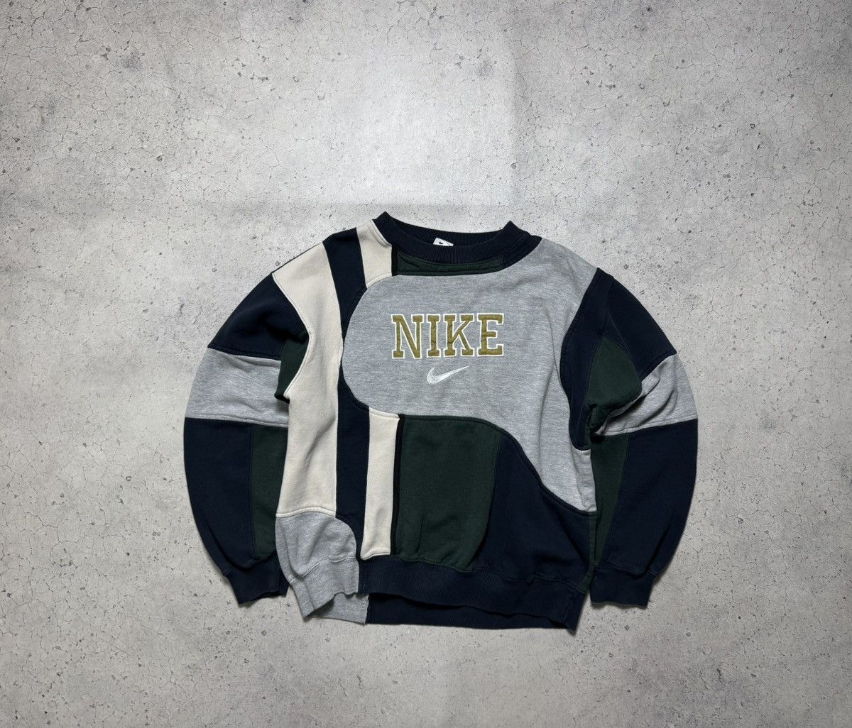 Nike Nike Vintage 90’s Big Logo Swoosh Sweatshirt Size XL Size US XL / EU 56 / 4 - 1 Thumbnail