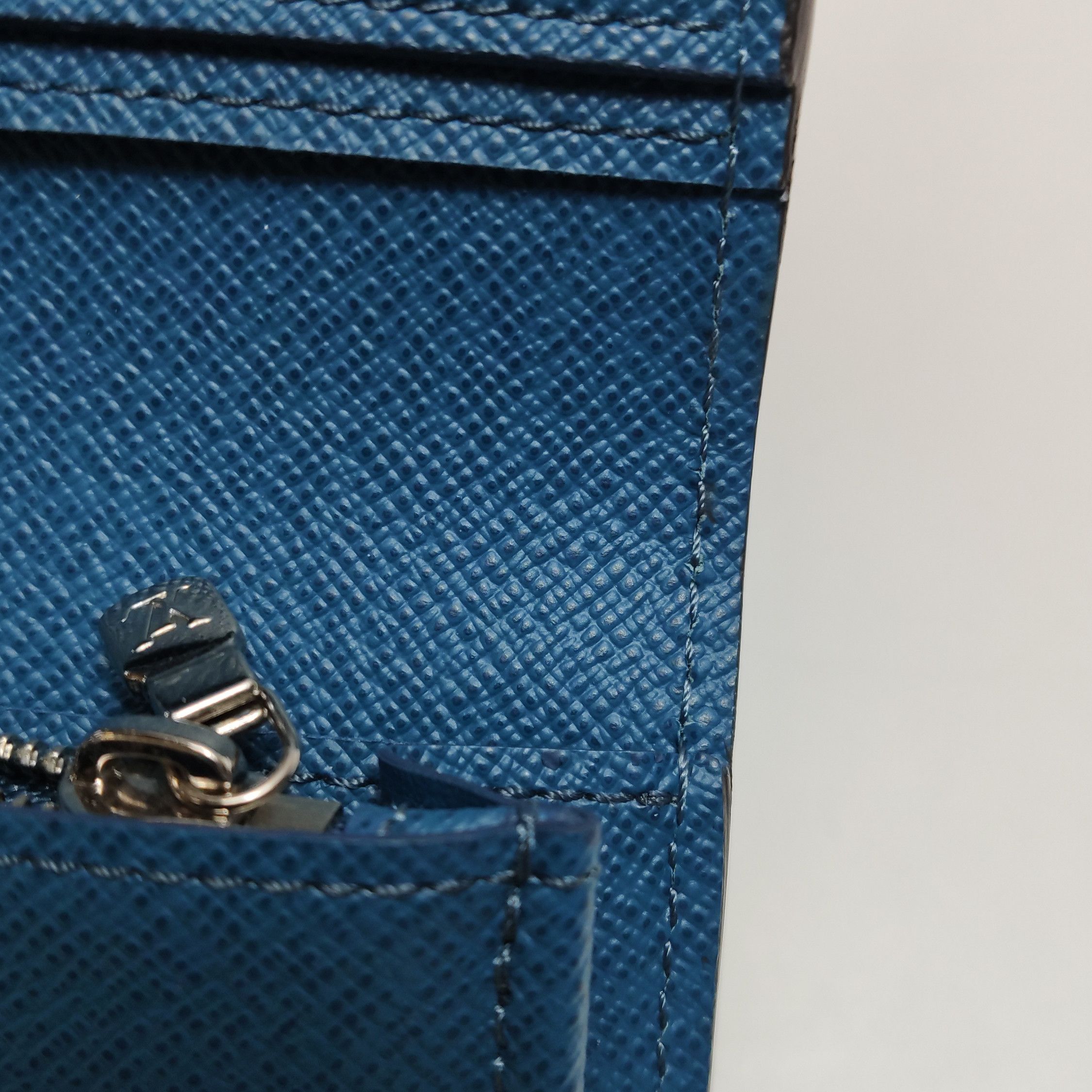 Louis Vuitton Louis Vuitton (LV) Brazza solid color water ripple fold wal Size ONE SIZE - 1 Thumbnail