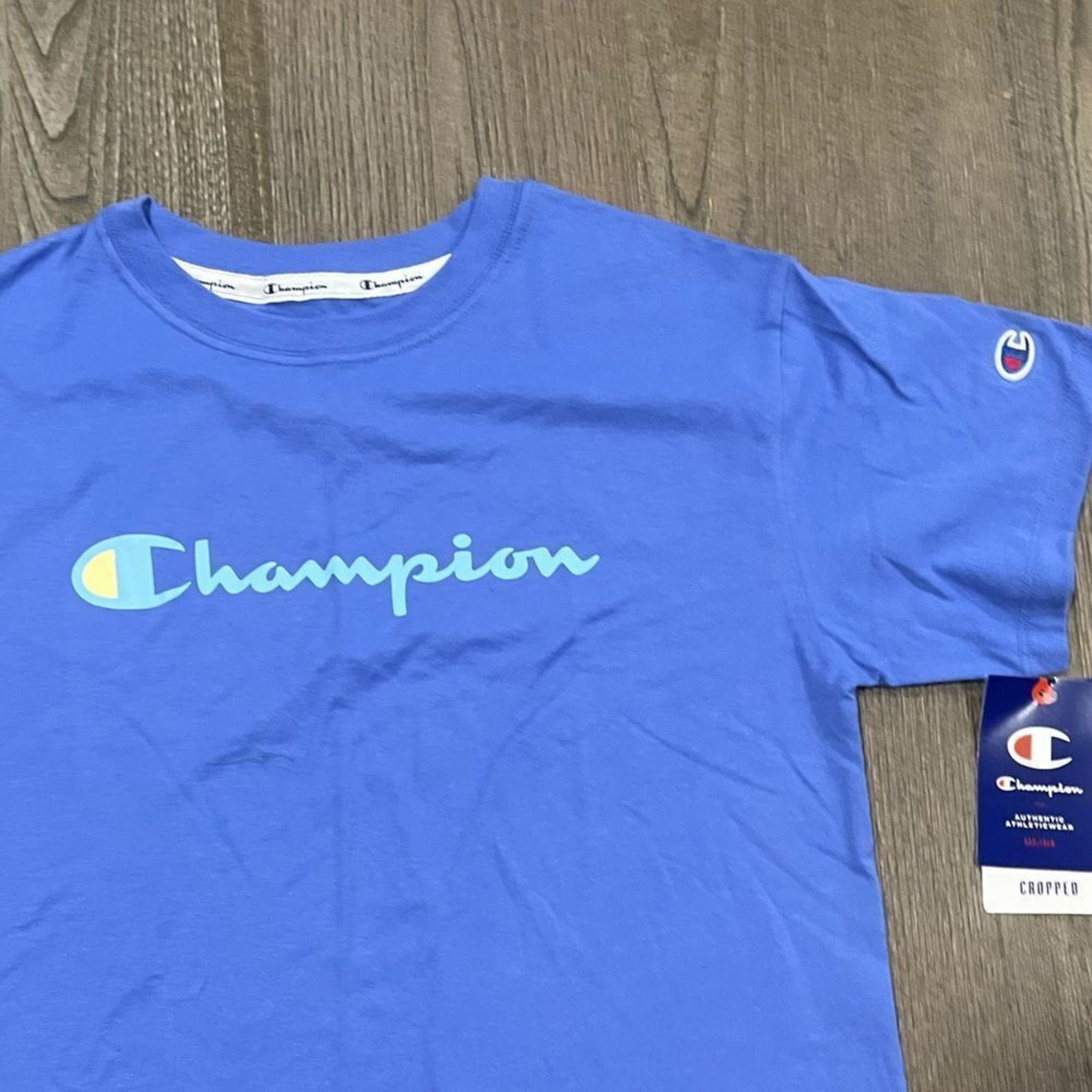 Champion NWT Champion Periwinkle Blue Graphic Crop Top - Size XS Size XS / US 0-2 / IT 36-38 - 2 Thumbnail