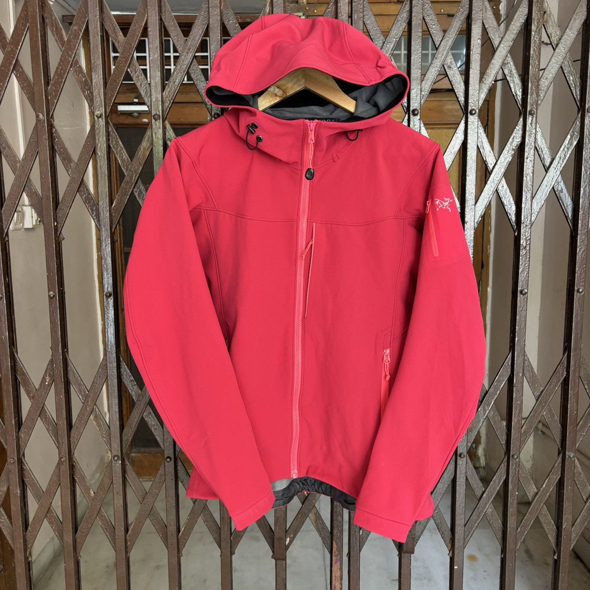 Arc'teryx Vintage Arcteryx Pink Jacket Size M / US 6-8 / IT 42-44 - 1 Thumbnail