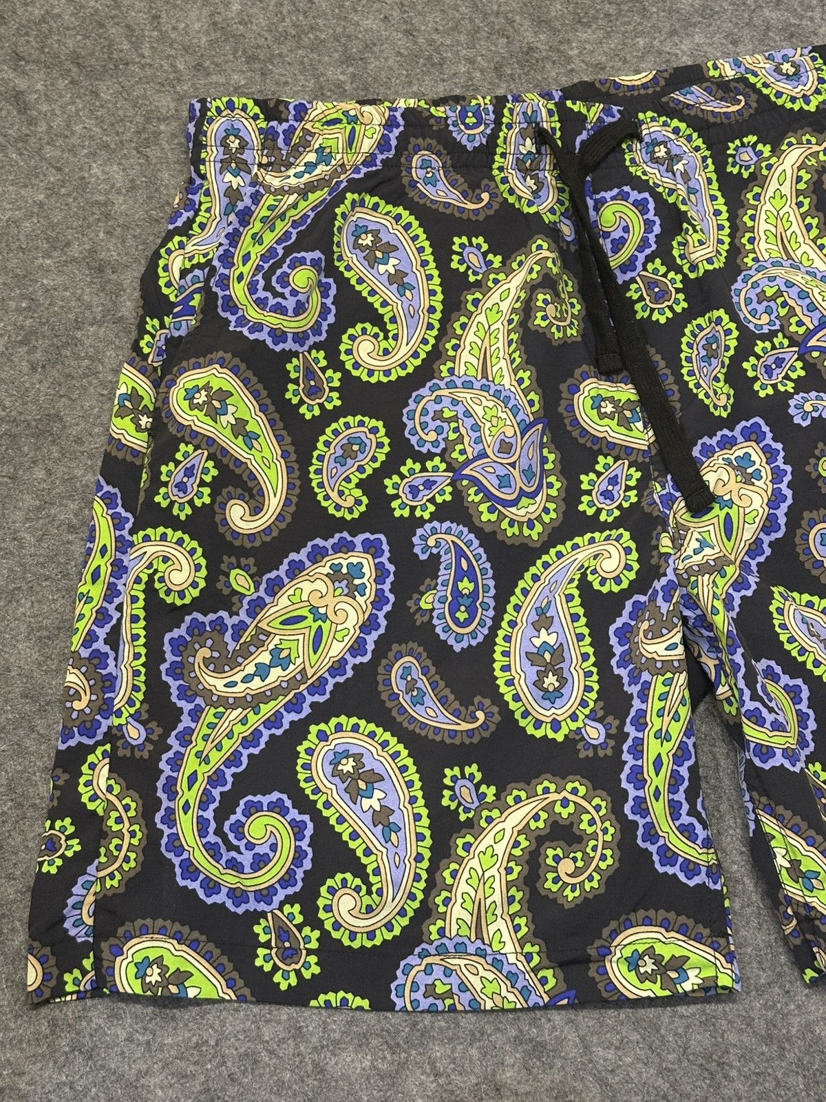 Huf HUF Paisley Easy shorts featuring a green and blue. Size US 34 / EU 50 - 3 Thumbnail