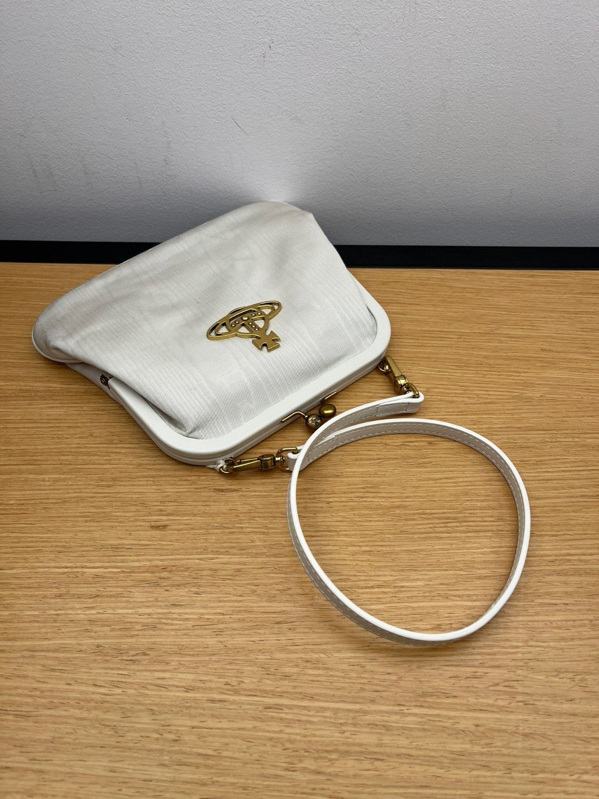 Vivienne Westwood o1f1d3z0625 Size: OS / Vivienne’s Crossbody Bag in White Size ONE SIZE - 1 Preview