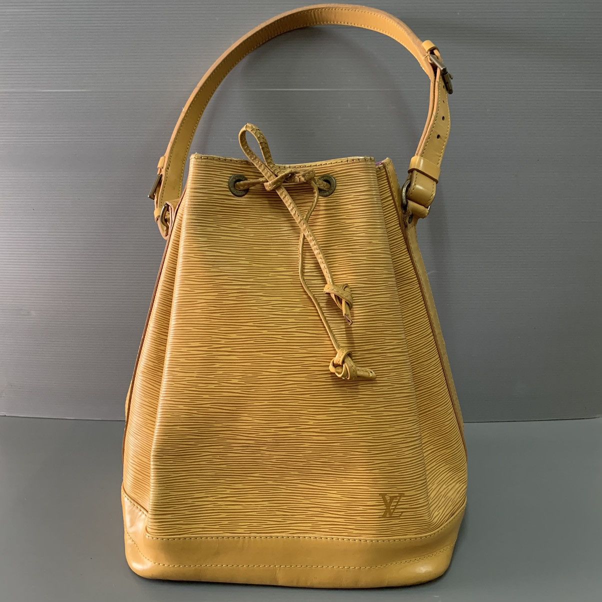 Louis Vuitton Louis Vuitton Epi Leather Bucket Gm Size ONE SIZE - 1 Thumbnail