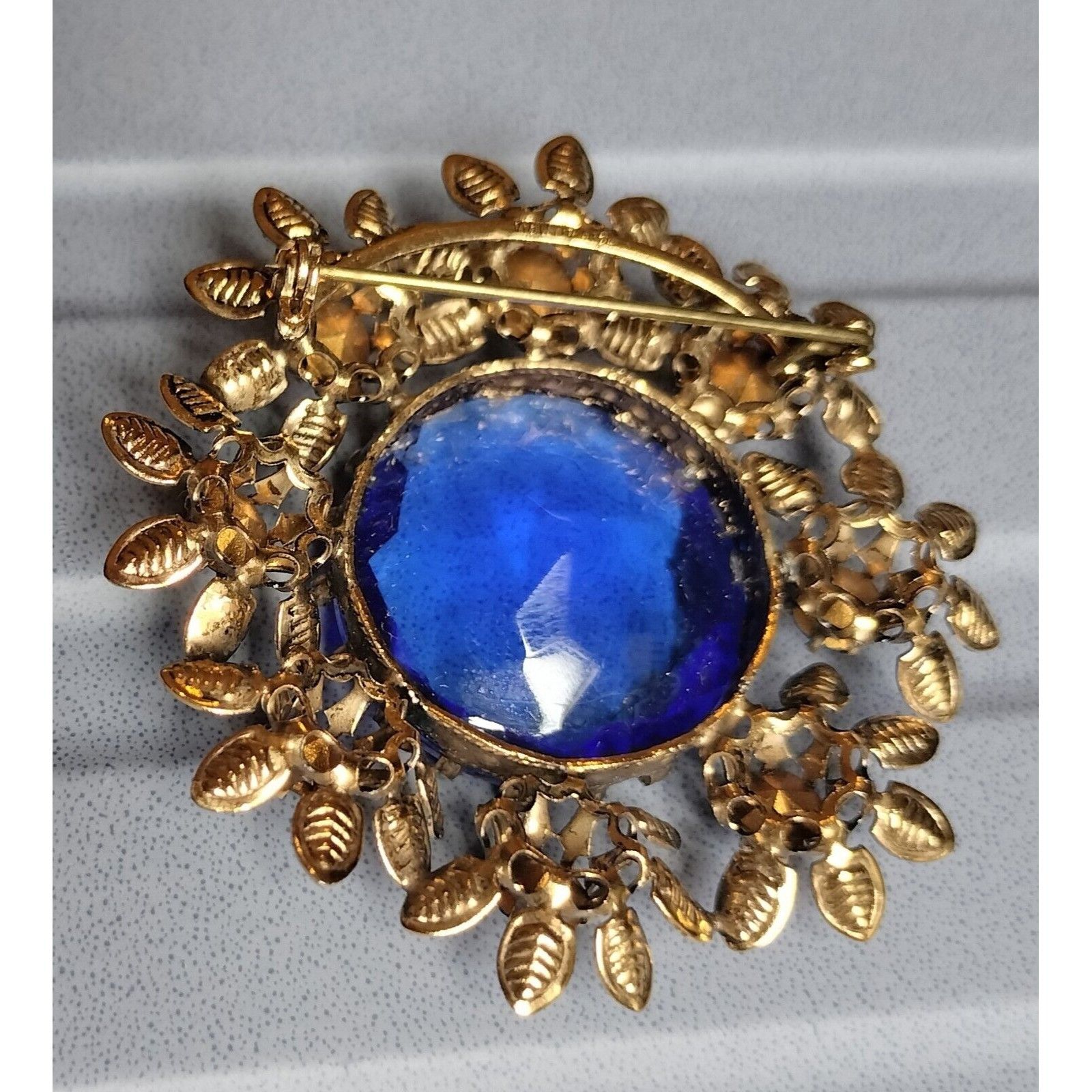 Vintage Vintage Austrian Brooch Crystal Ornate Gold Tone Blue Glass Size ONE SIZE - 8 Thumbnail