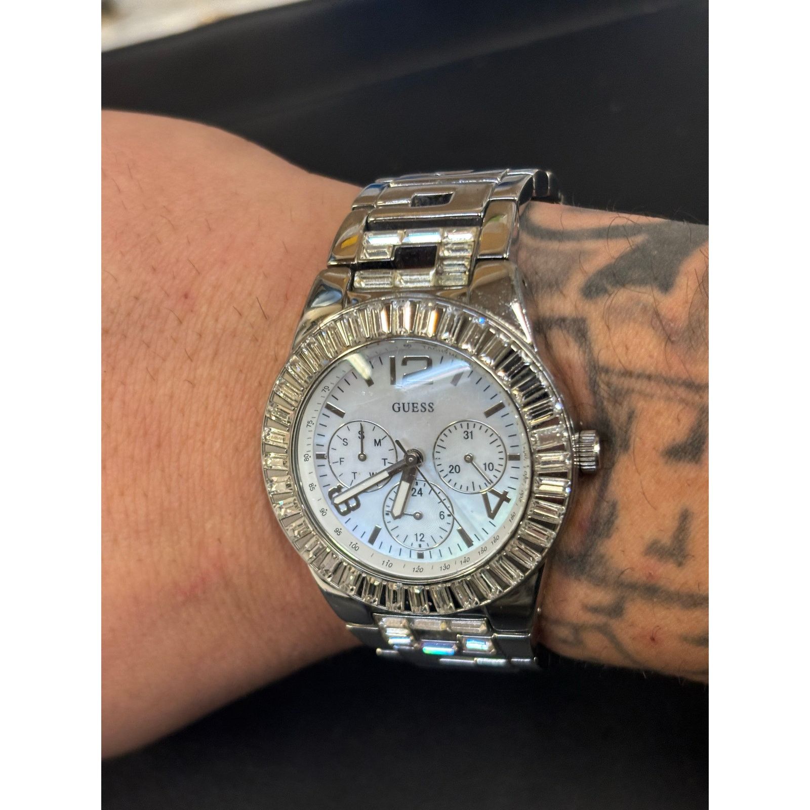 Guess Guess Silver Tone Men’s Watch! New Battery! Size ONE SIZE - 4 Thumbnail