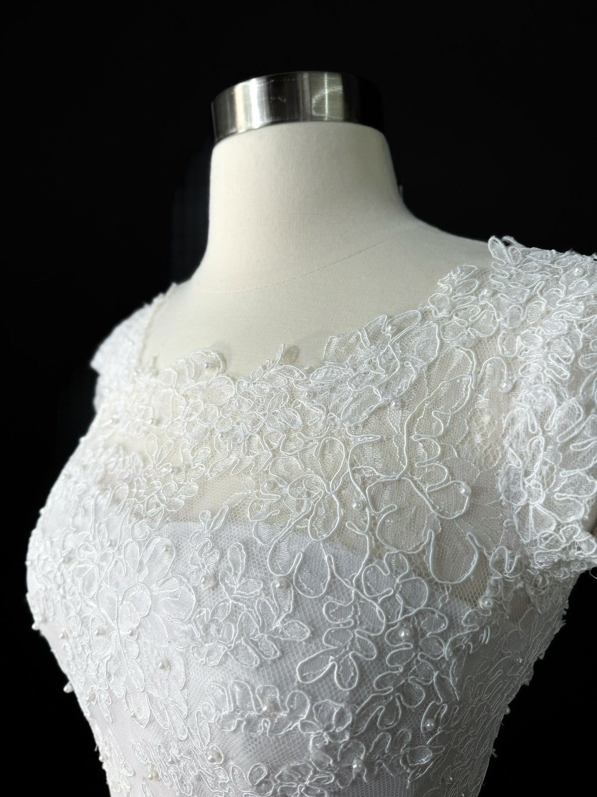 Other Preloved US 2-4 Anna Augusta French corded lace Bridal Gown Size S / US 4 / IT 40 - 4 Thumbnail