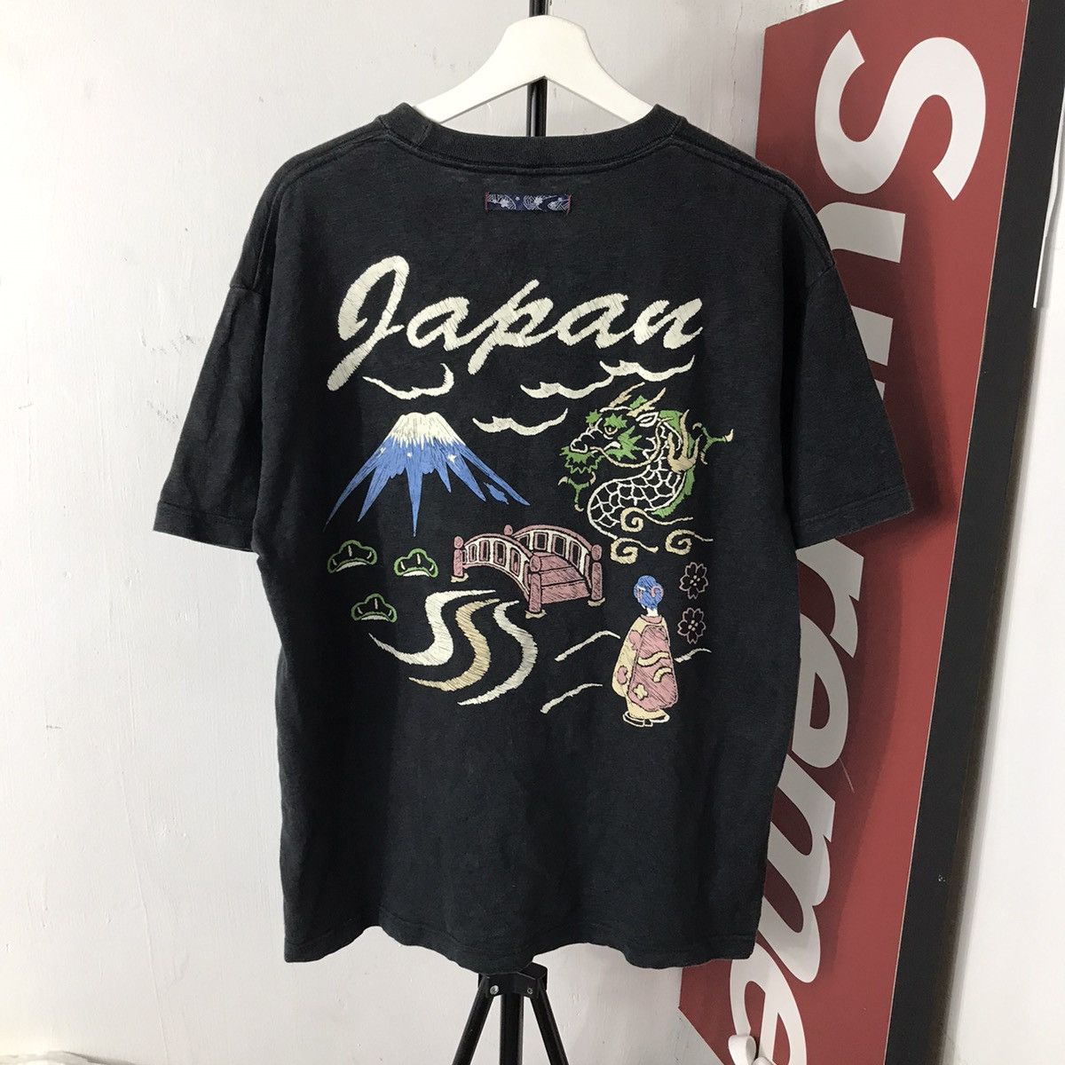 Hysteric Glamour Mind Game Japan Sukajan Yokosuka Phoenix fuji blossom Tee Size US L / EU 52-54 / 3 - 2 Thumbnail