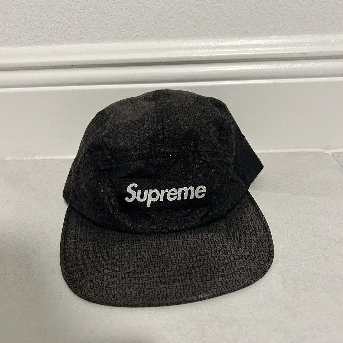 Supreme Fuck Everybody Jacquard キャンプキャップ Supreme Fuck Everybody Jacquard Camp Cap Red - SS19 - US