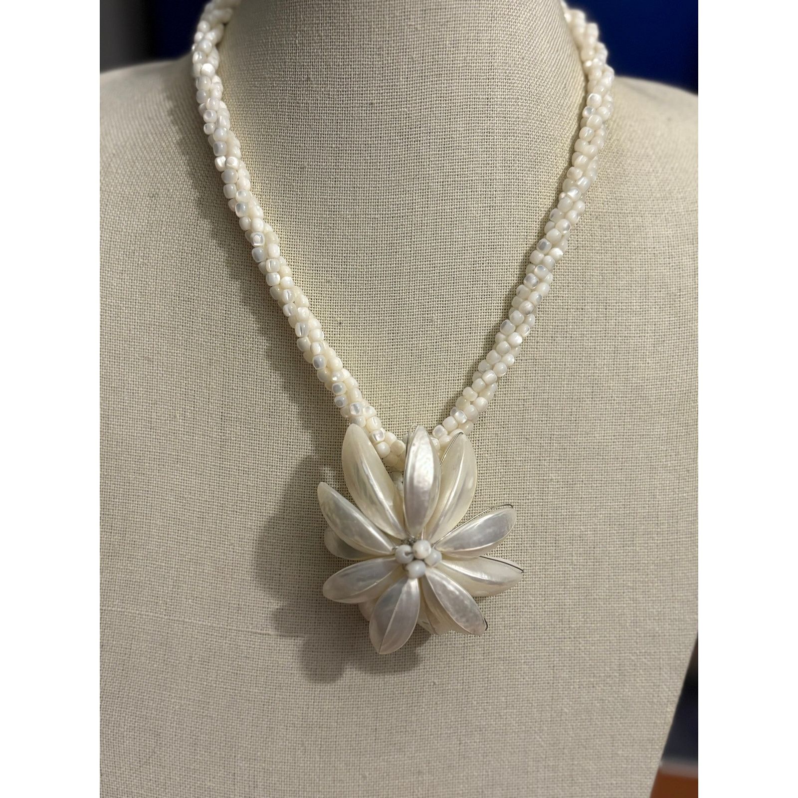 Other Vintage Mother of Pearl Flower Necklace White Beaded 19" Size ONE SIZE - 2 Thumbnail