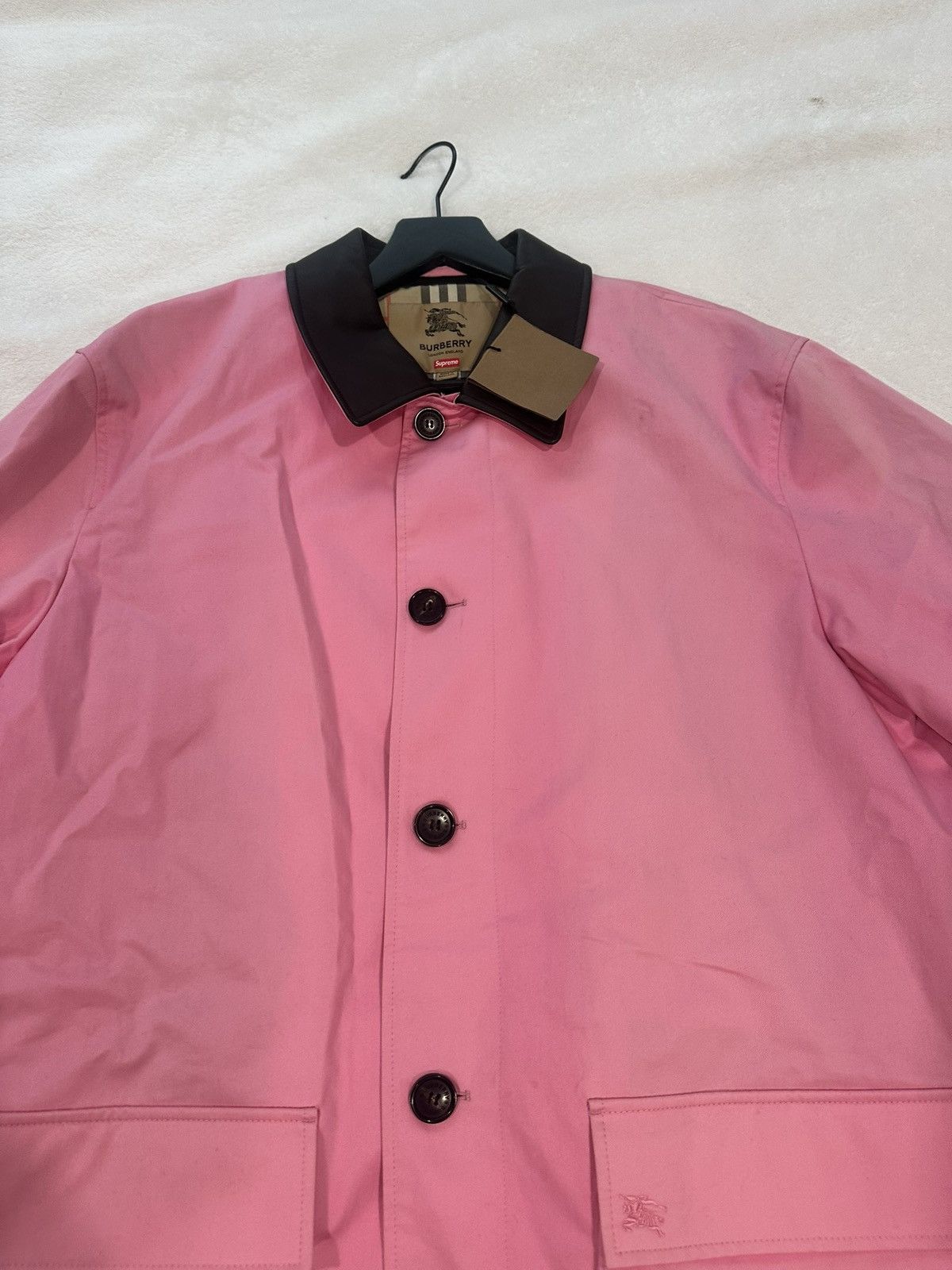 Burberry × Supreme Supreme X Burberry, pink trenchcoat size XL brand new Size US XL / EU 56 / 4 - 5 Thumbnail
