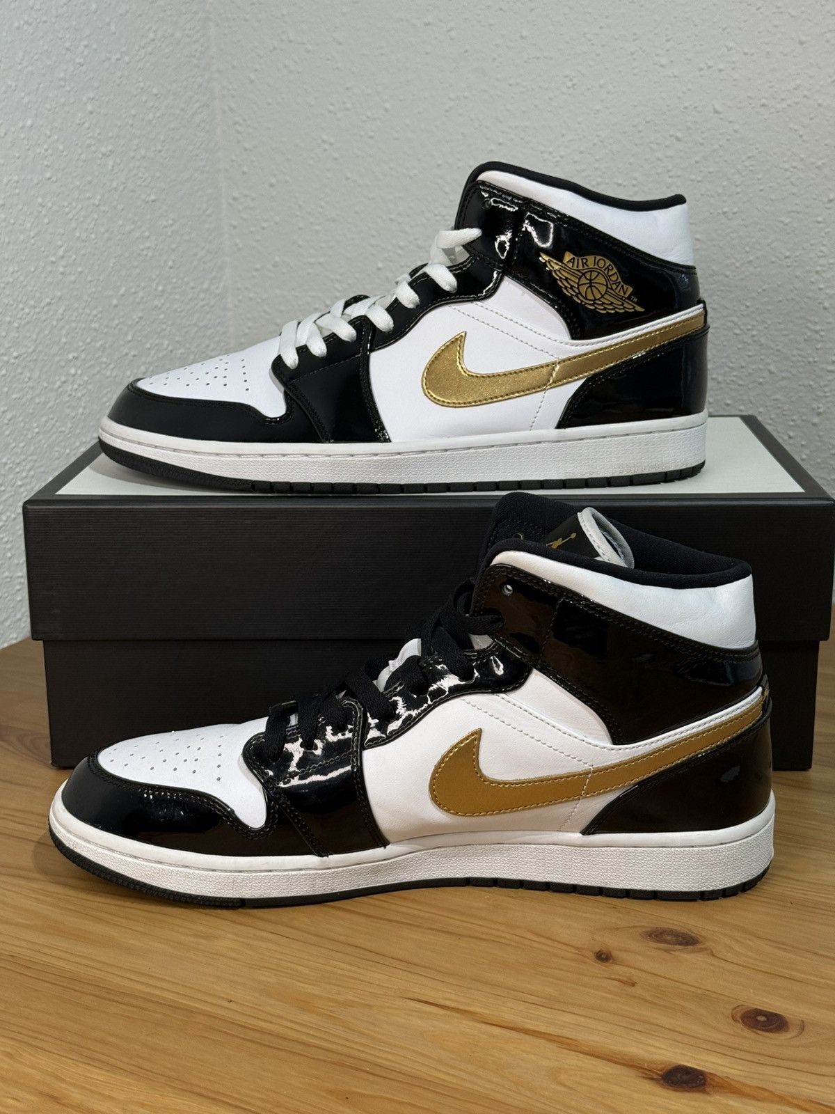 Jordan Brand × Nike Nike Air Jordan 1 Mid Patent Size US 10.5 / EU 43-44 - 4 Thumbnail