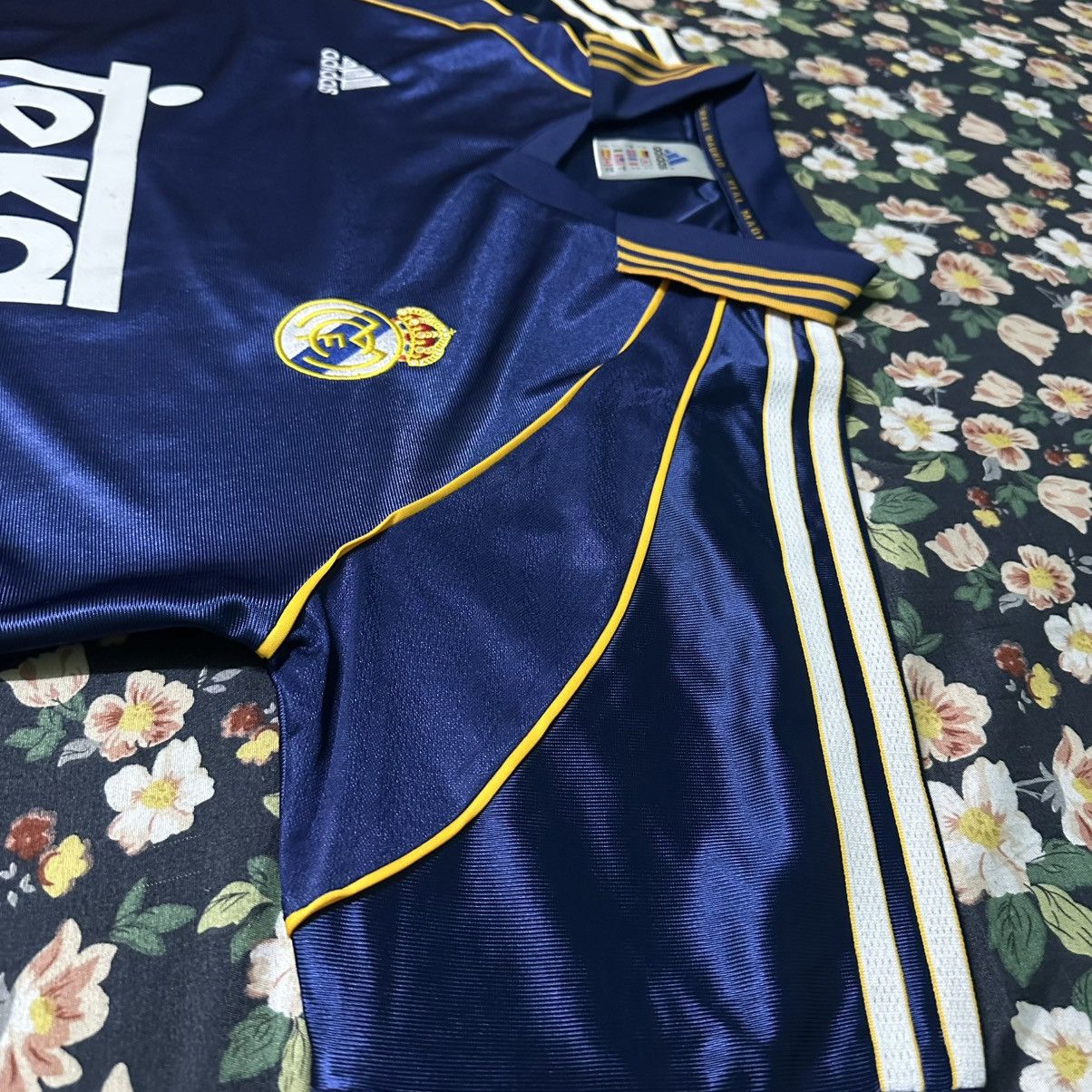 Adidas × Vintage Adidas Real Madrid 1998-99 retro Third kit . Size US L / EU 52-54 / 3 - 11 Thumbnail