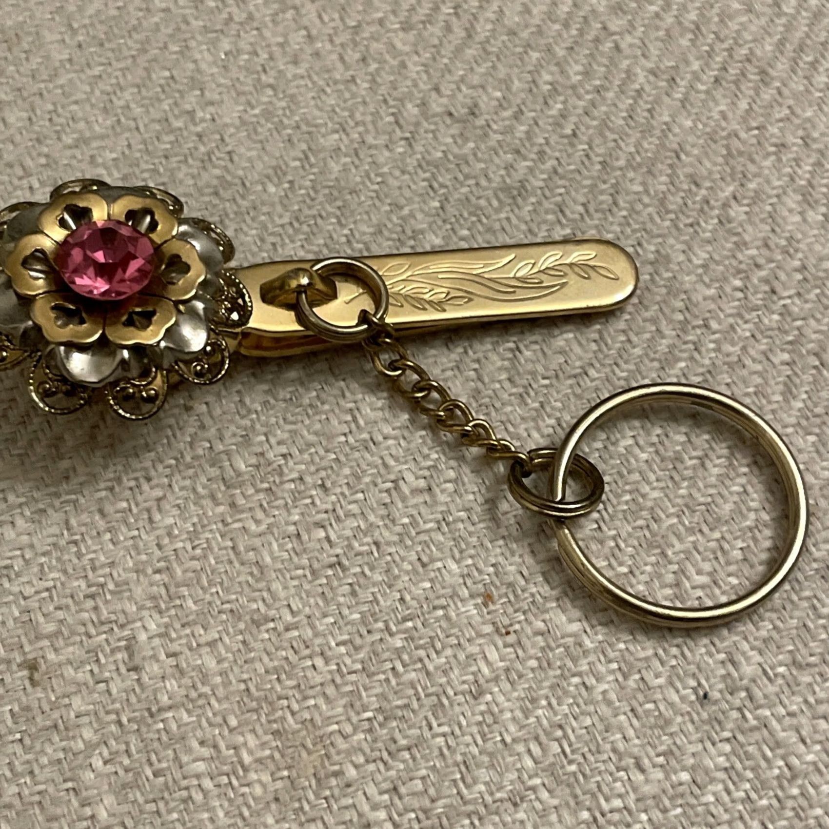 Vintage VINTAGE King's Key Finder Filigree Gold Tone Pink Crystal Los Angeles Purse Clip Size ONE SIZE - 3 Thumbnail