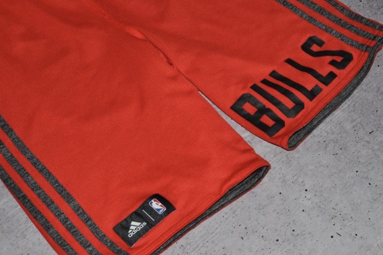 Adidas Adidas NBA Bulls Shorts Two-sided Red/Gray Mens Size XS Size US 29 - 2 Thumbnail