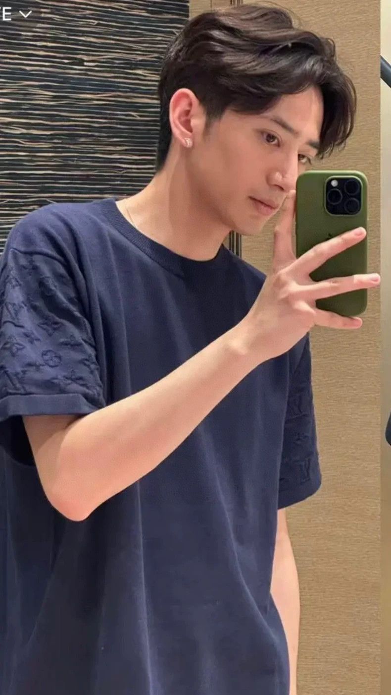 Louis Vuitton Louis Vuitton Navy short sleeves with dark stripes at the Size US M / EU 48-50 / 2 - 1 Thumbnail
