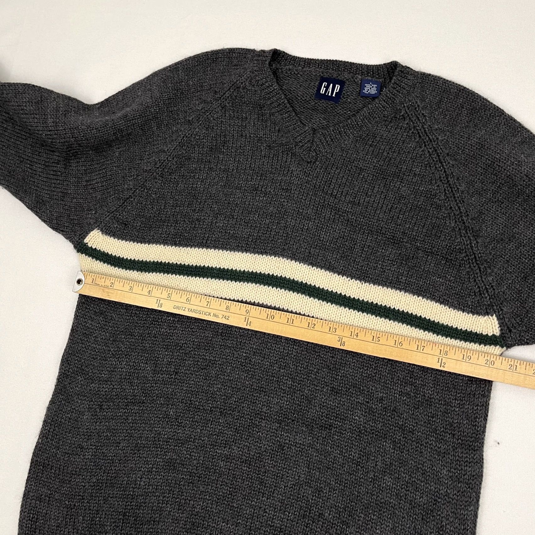Gap VINTAGE Gap Sweater Mens Large Gray 100% Wool Knit Jumper V-Neck Pullover Academia Y2K Size US L / EU 52-54 / 3 - 4 Thumbnail