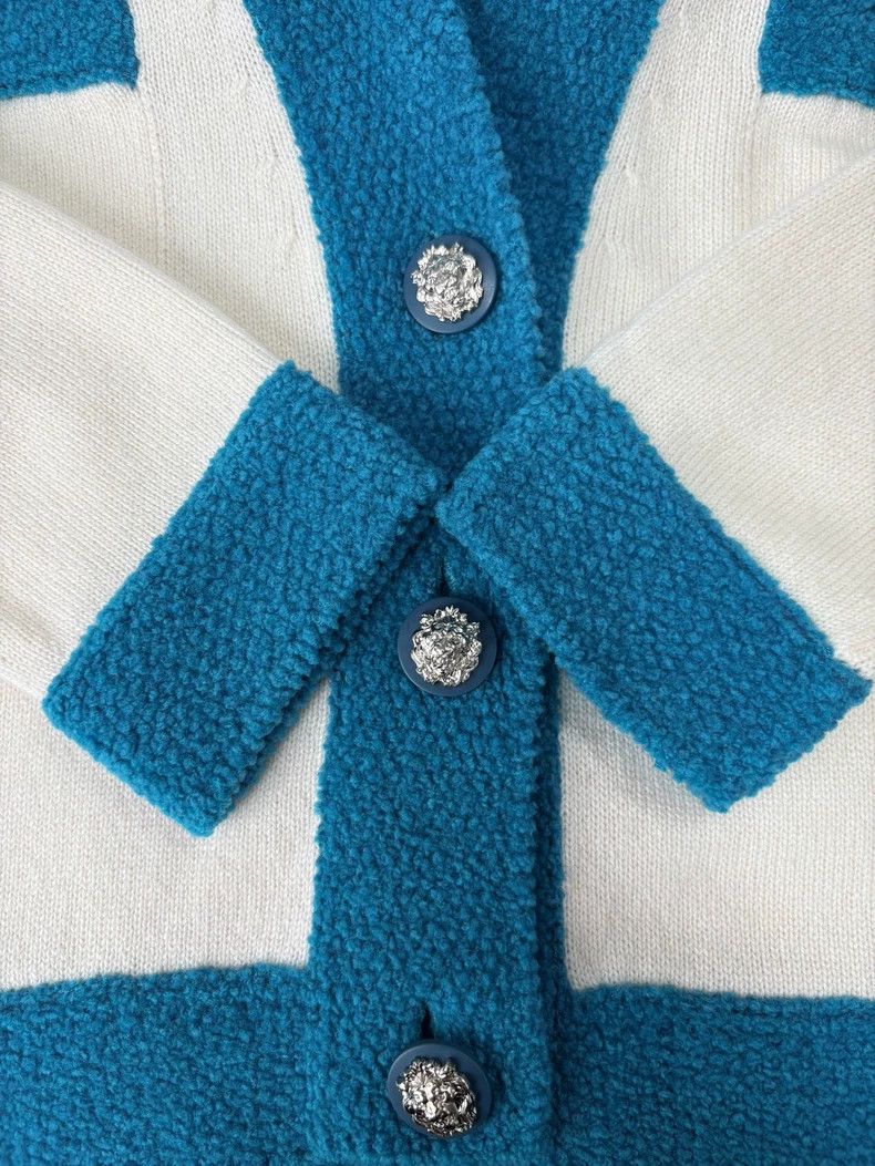 Chanel Chanel Cashmere lion head button classic cardigan coat Size XS / US 0-2 / IT 36-38 - 4 Thumbnail