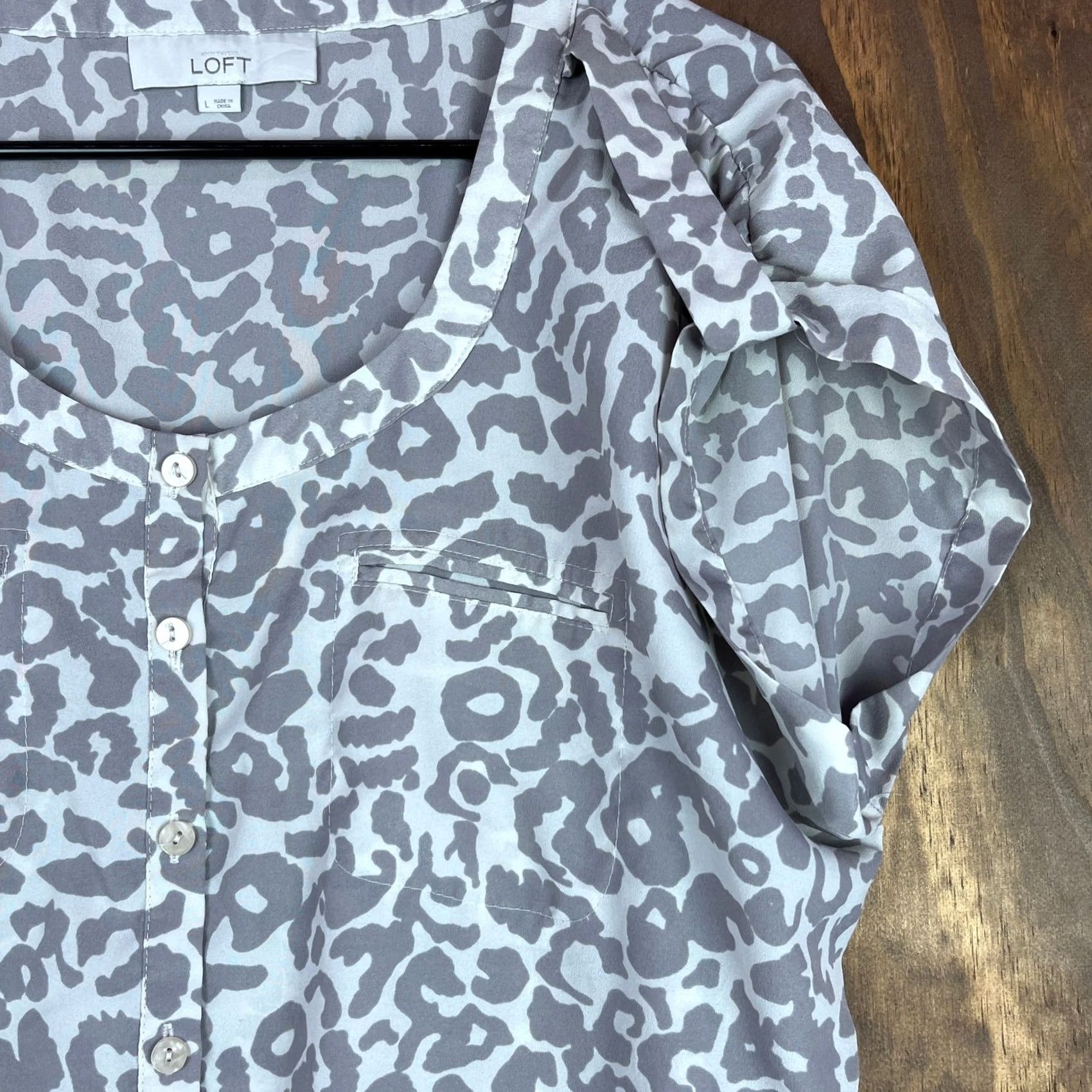 Loft LOFT Ann Taylor Womens Blouse Animal Print Henley Elastic Hem Large Gray Beige Cap Sleeve Shirt Womens L 100% Polyester Casual Workwear Formal Size L / US 10 / IT 46 - 5 Thumbnail