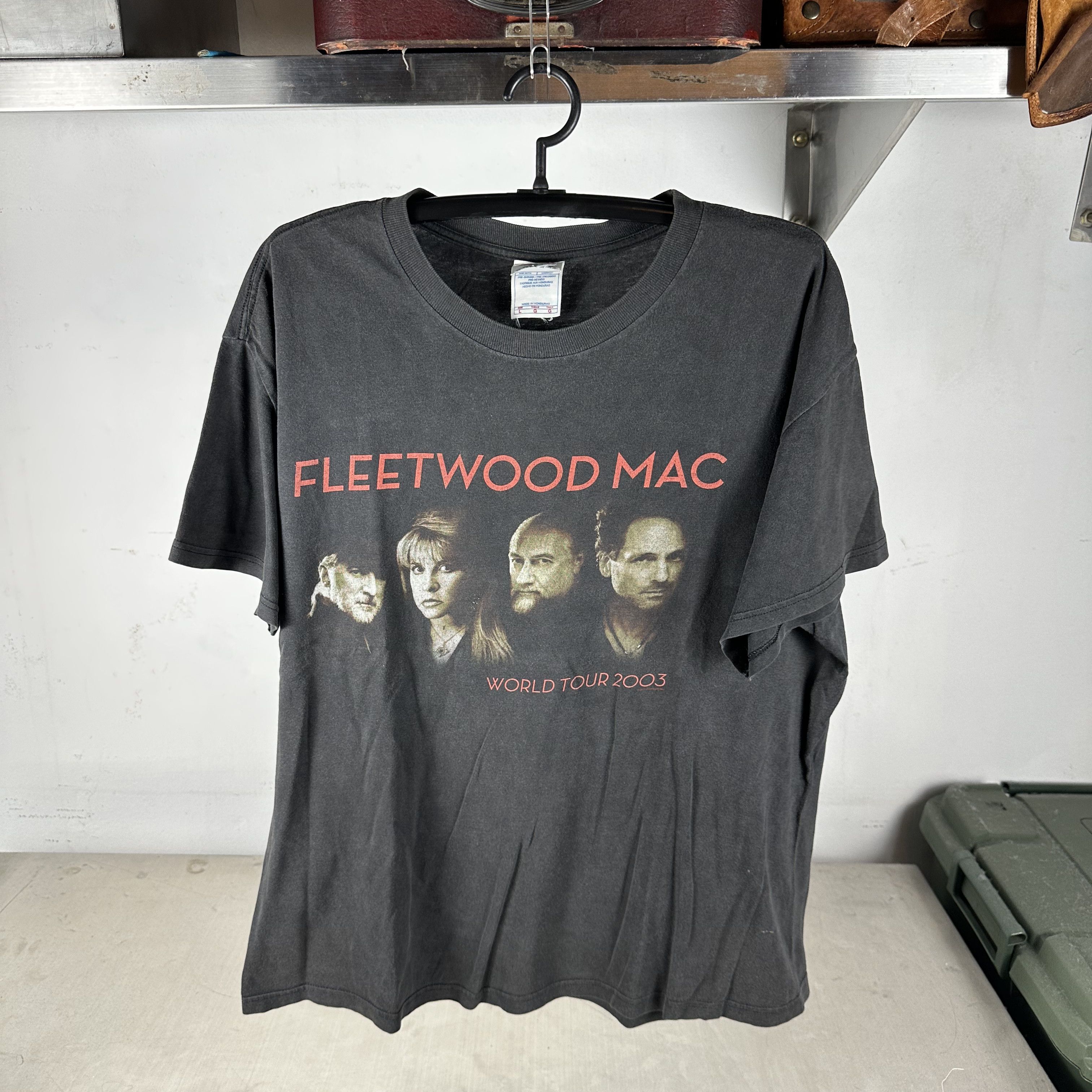 Vintage 2003 Fleetwood Mac What's the World Coming To Tour Band Tee Size US XL / EU 56 / 4 - 1 Thumbnail