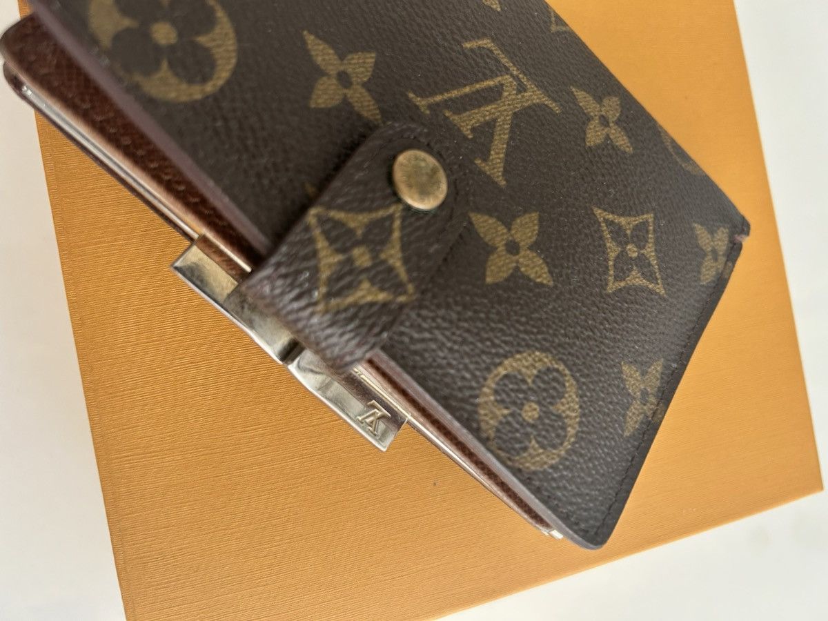 Louis Vuitton Monogram Leather Wallet Gold Clasp Size ONE SIZE - 3 Thumbnail