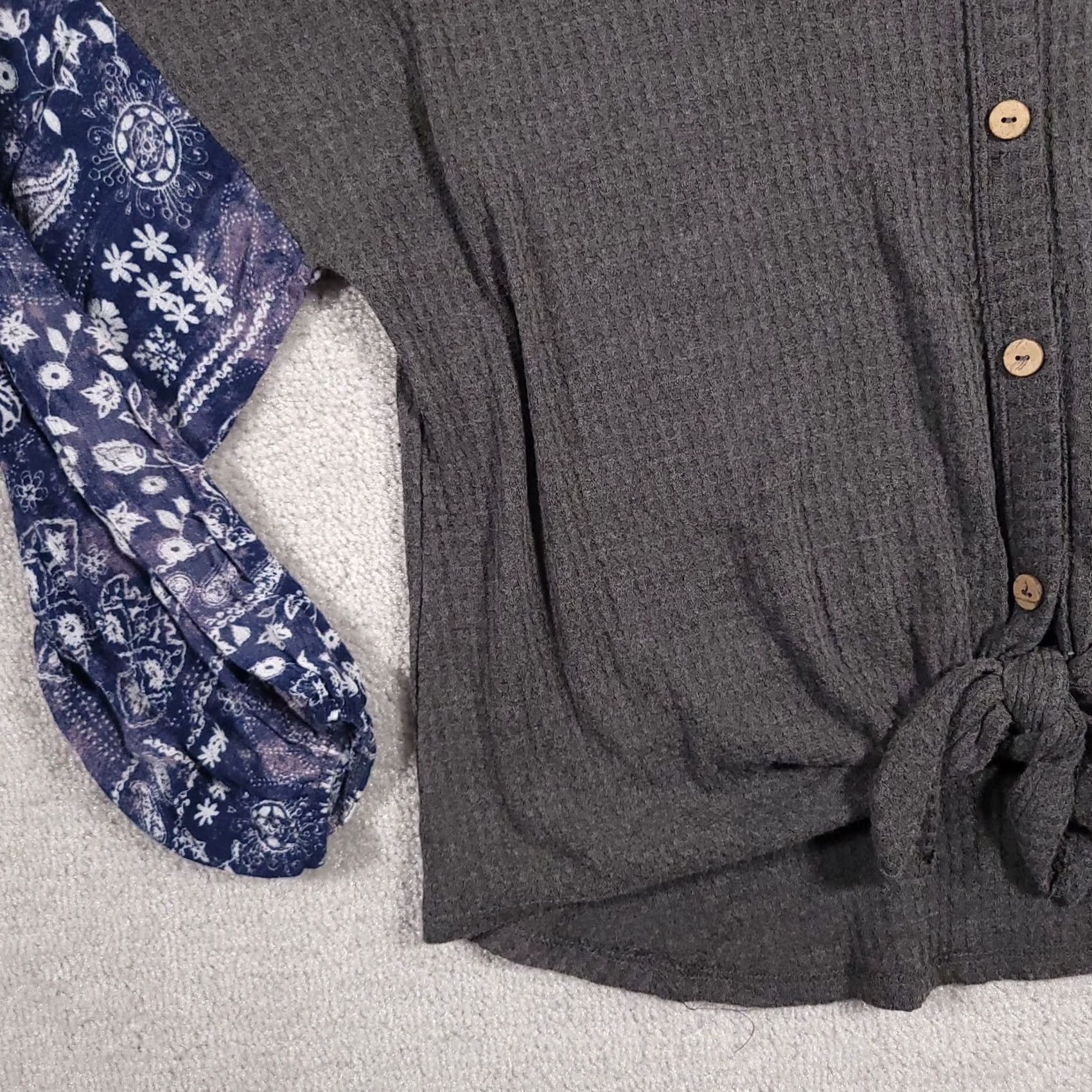Vintage ODDY Shirt Women's L Gray Blue Paisley Balloon Sleeve V-Neck Button Tie Boho USA Shirts Blouse Womens Team USA Vintage Regular Leather? Size L / US 10 / IT 46 - 2 Thumbnail