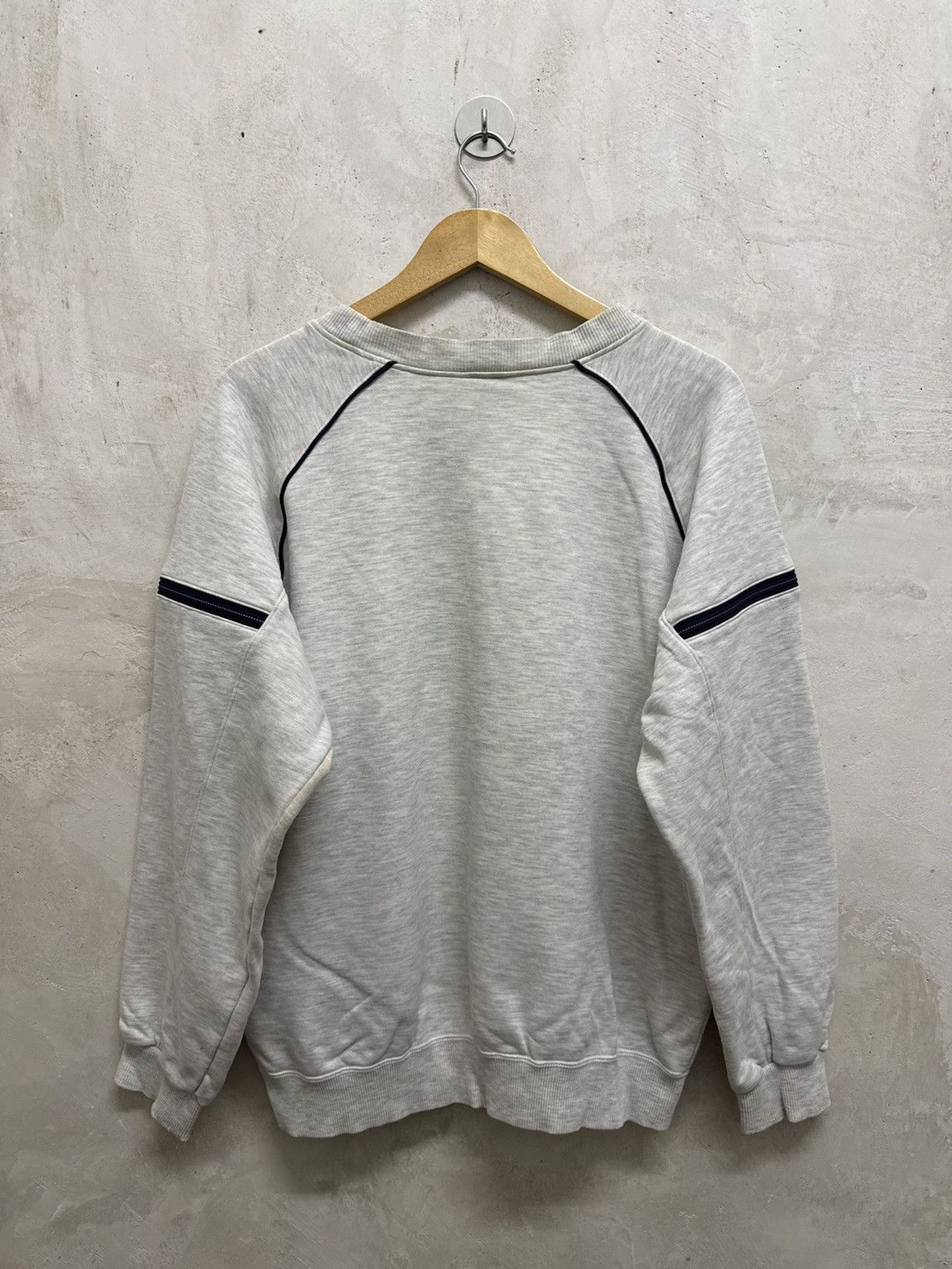 Nike 2000s Nike Small Swoosh Distressed Sweatshirt Size US L / EU 52-54 / 3 - 4 Thumbnail