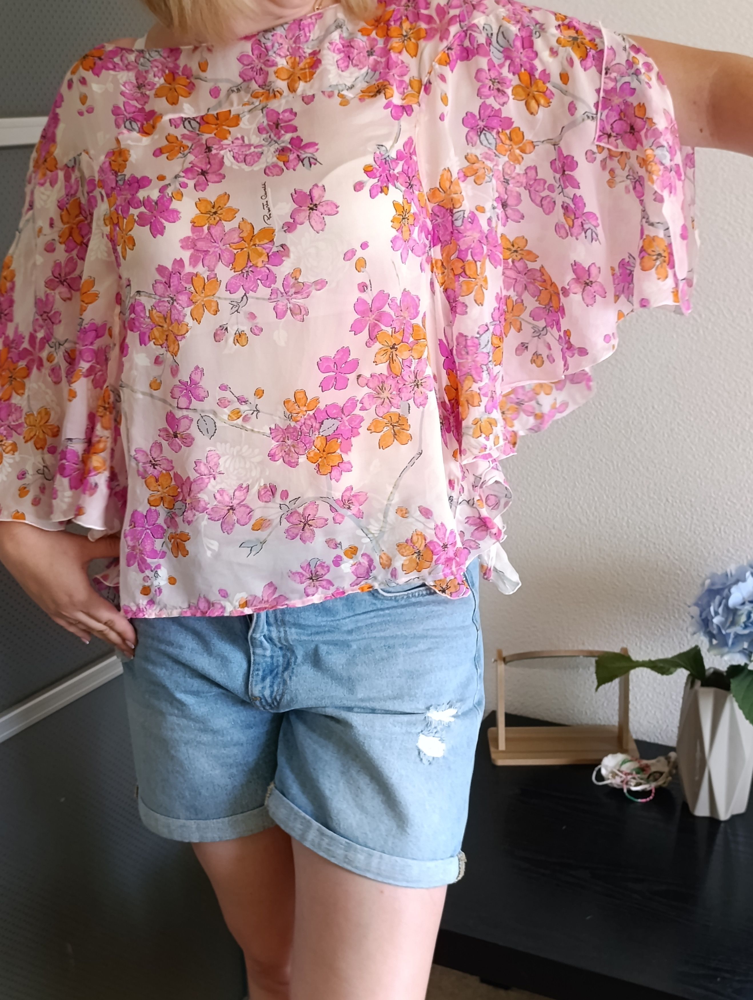 Roberto Cavalli ROBERTO CAVALLI VINTAGE SILK BLOUSE WITH FLOWERS PRINT Size S / US 4 / IT 40 - 18 Thumbnail