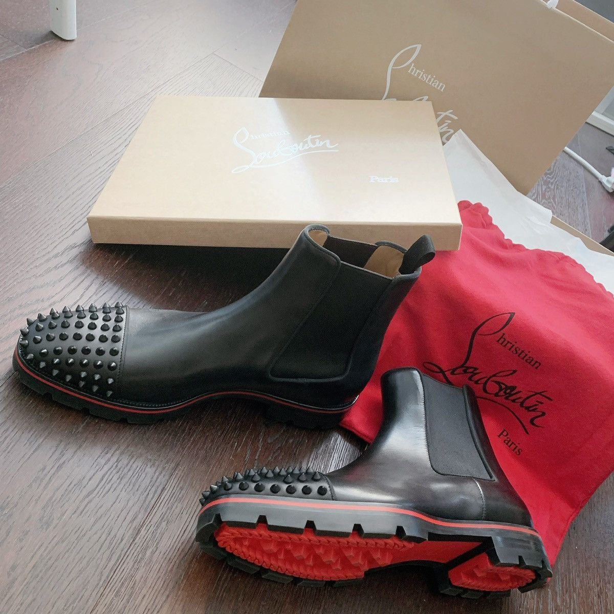 【Christian Louboutin】チェルシー クルー スエード ブーツ 関税込】CHRISTIAN LOUBOUTIN スエード チェルシーブーツ 靴