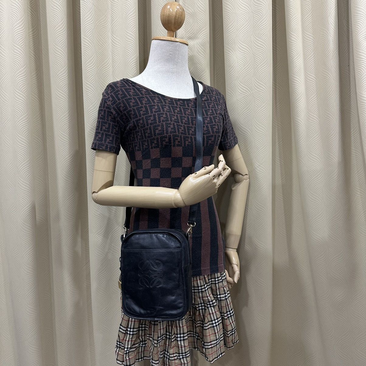 Loewe ‼️YES‼️VINTAGE LOEWE MADRID LEATHER BIG LOGO SHOULDER BAG Size ONE SIZE - 1 Thumbnail