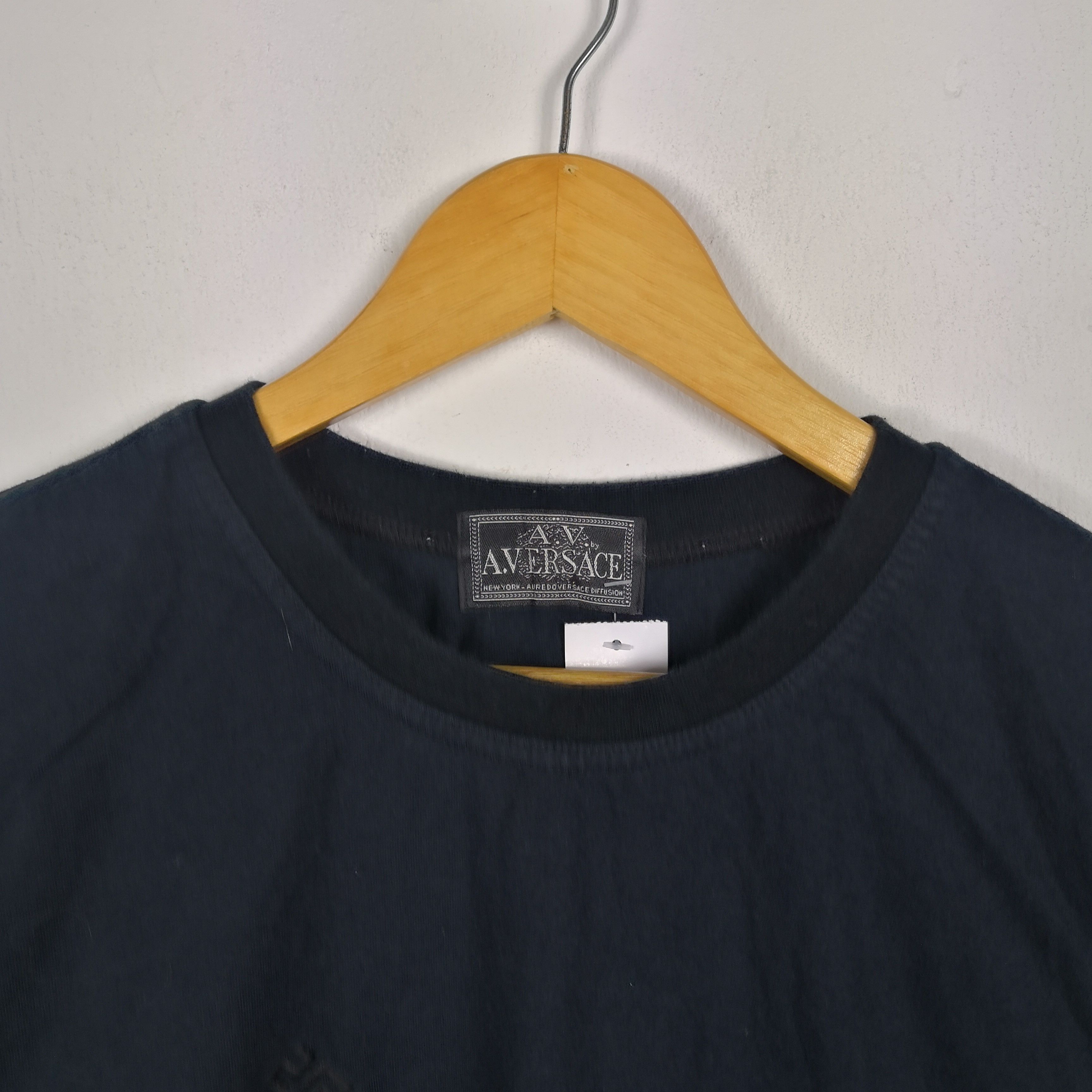 Japanese Brand Vintage 90s Versace T-Shirt Versace Medusa Crewneck Tees Size M / US 6-8 / IT 42-44 - 4 Thumbnail