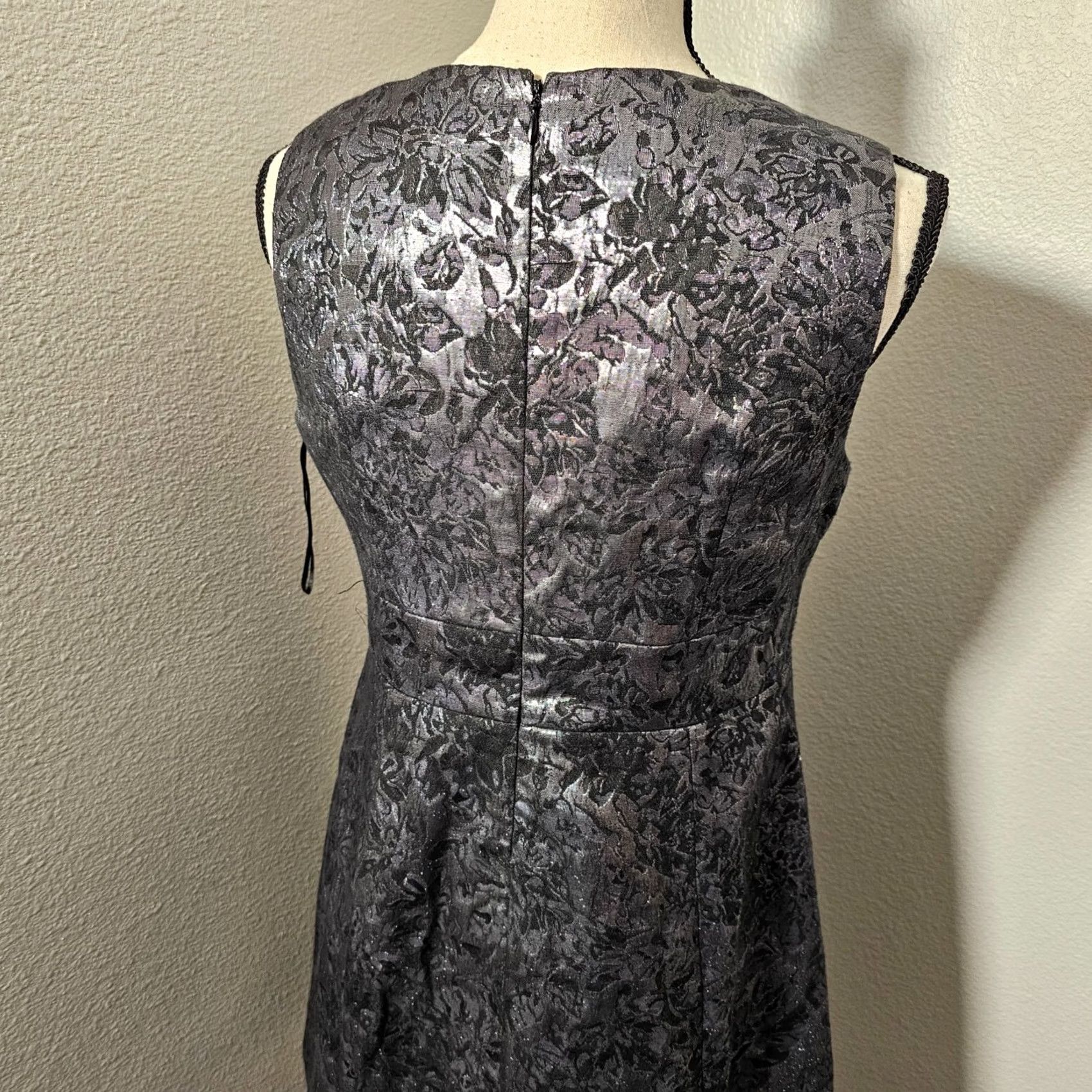 BB Dakota BB Dakota Women’s Sleeveless City Lines Shift Dress Size 8 Metallic Black Floral Lined Midi 100% Polyester Size M / US 6-8 / IT 42-44 - 5 Thumbnail